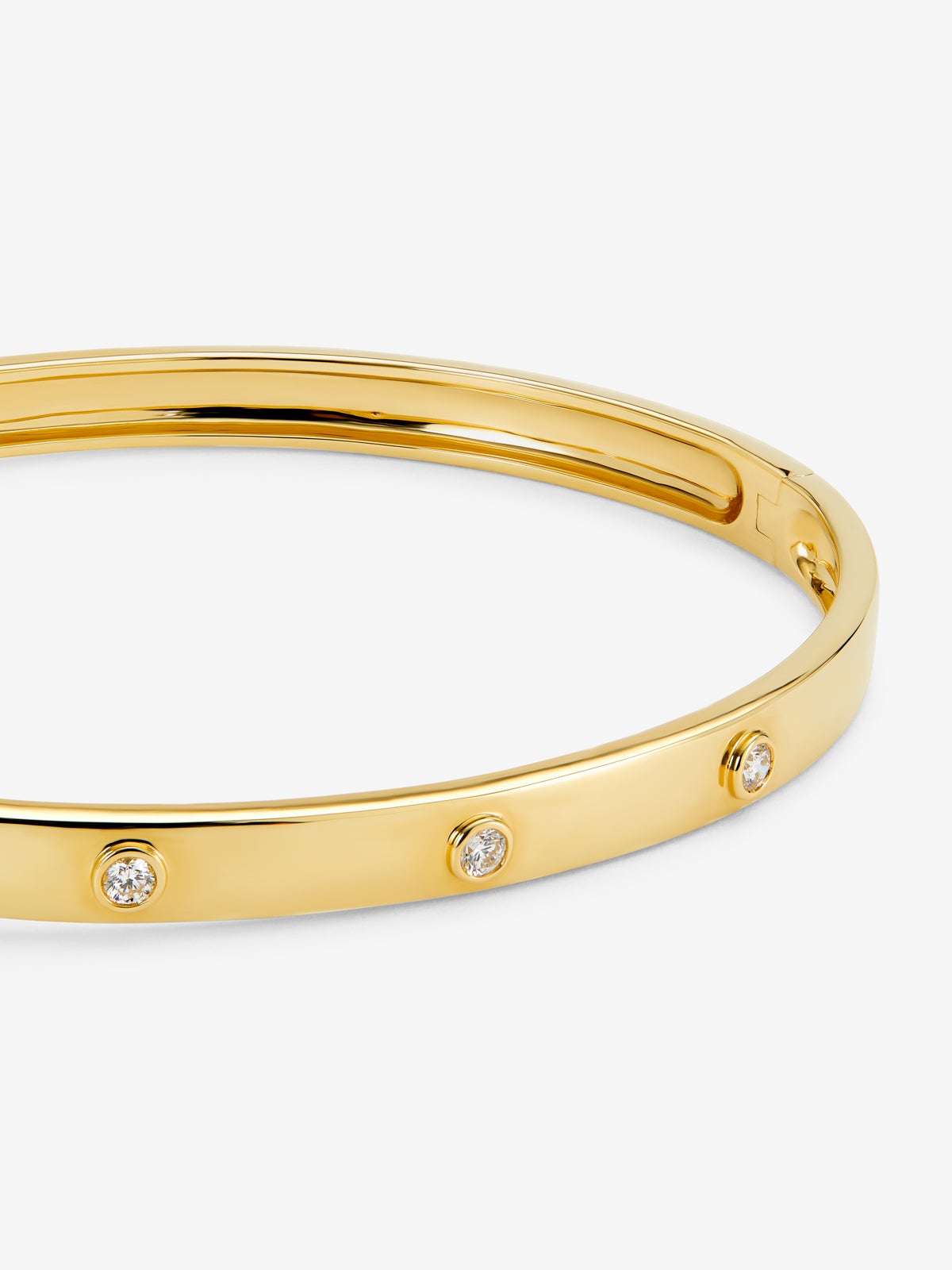 Pulsera rígida de oro amarillo de 18K con diamantes blancos en talla brillante de 0,13 cts
