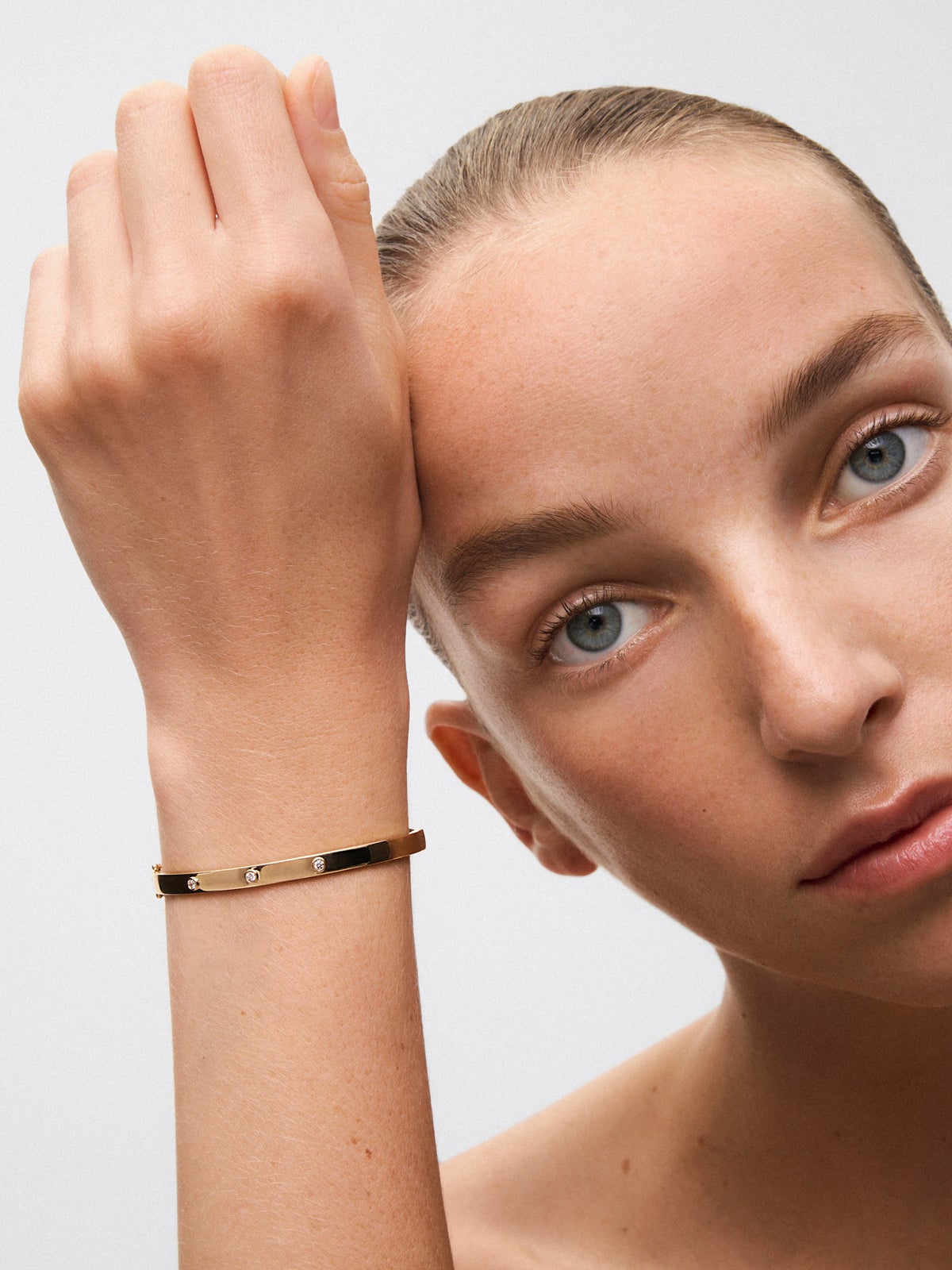 Pulsera rígida de oro amarillo de 18K con diamantes blancos en talla brillante de 0,13 cts T16