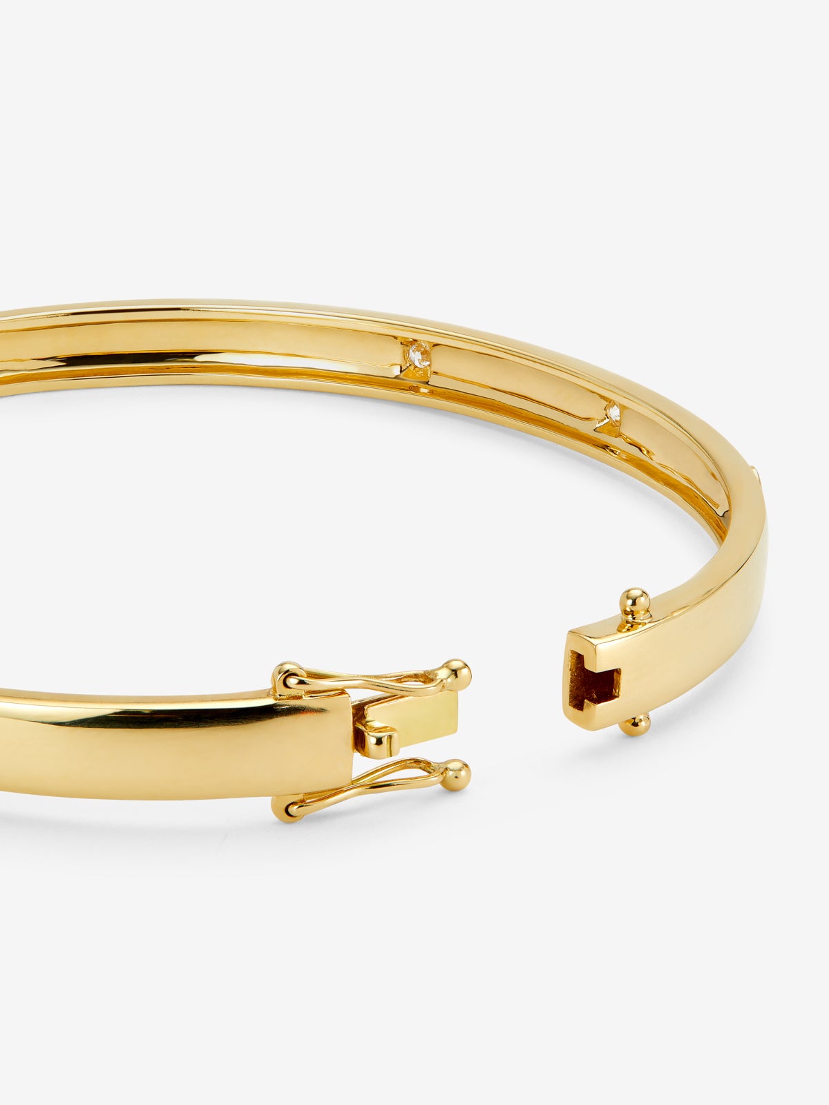 Pulsera rígida de oro amarillo de 18K con diamantes blancos en talla brillante de 0,13 cts T16