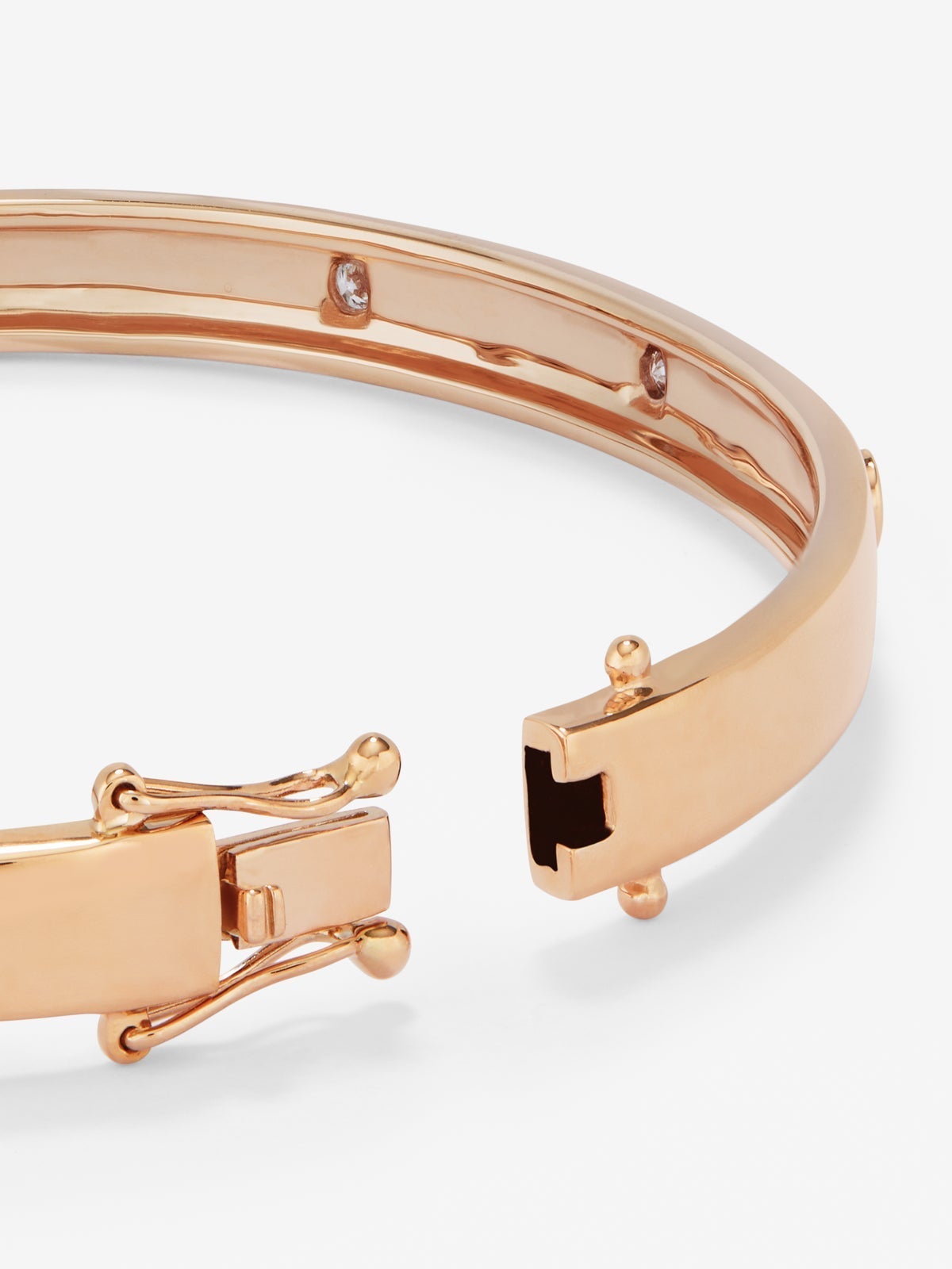 Pulsera rígida de oro rosa de 18K con diamantes blancos en talla brillante de 0,13 cts