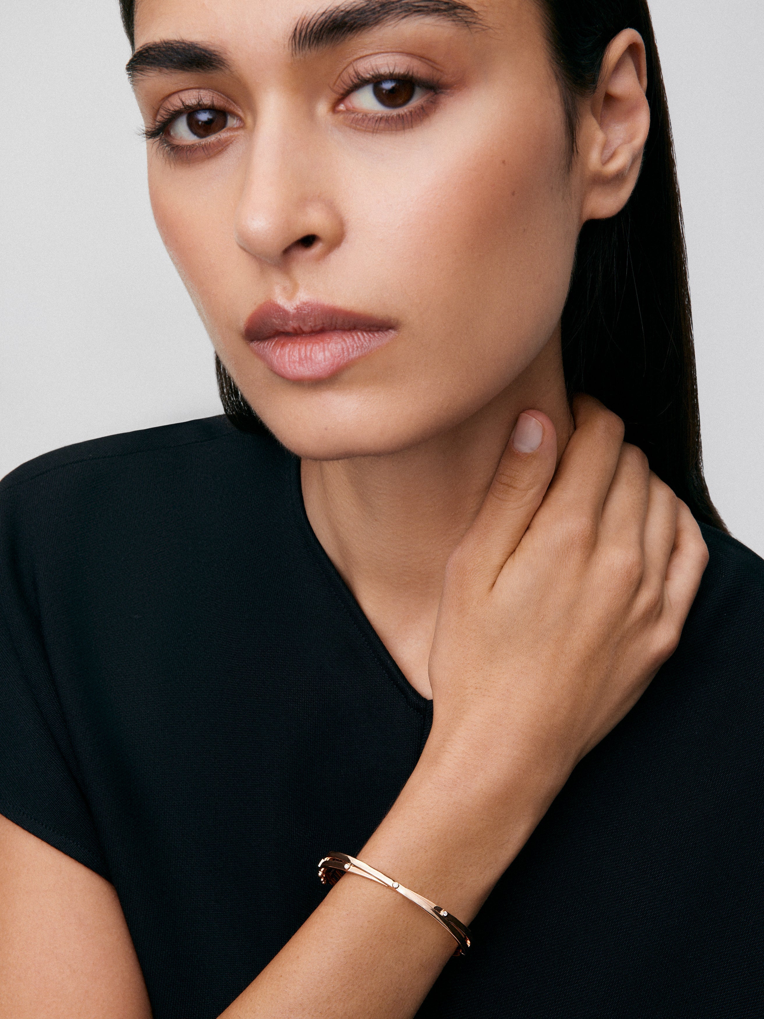 Pulsera rígida de oro rosa de 18K con 3 diamantes en talla brillante con un total de 0,04 cts