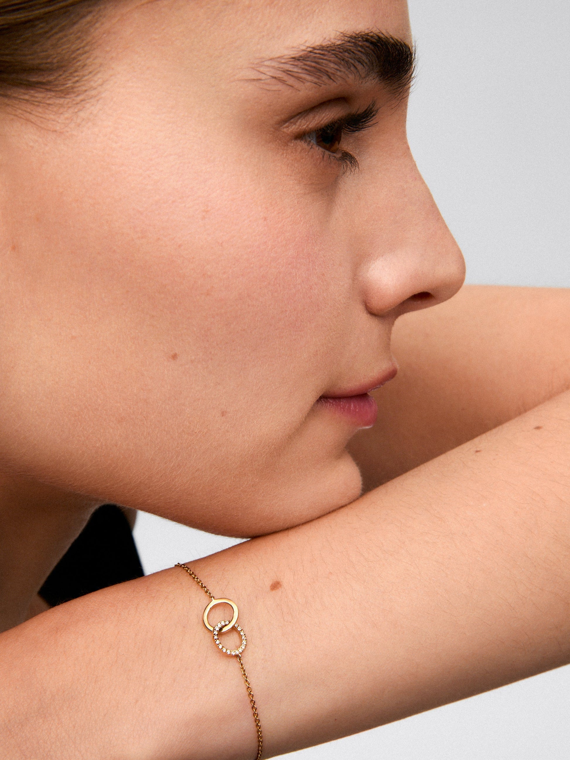 Pulsera cadena de oro amarillo de 18K con pavé de diamantes en talla brillante