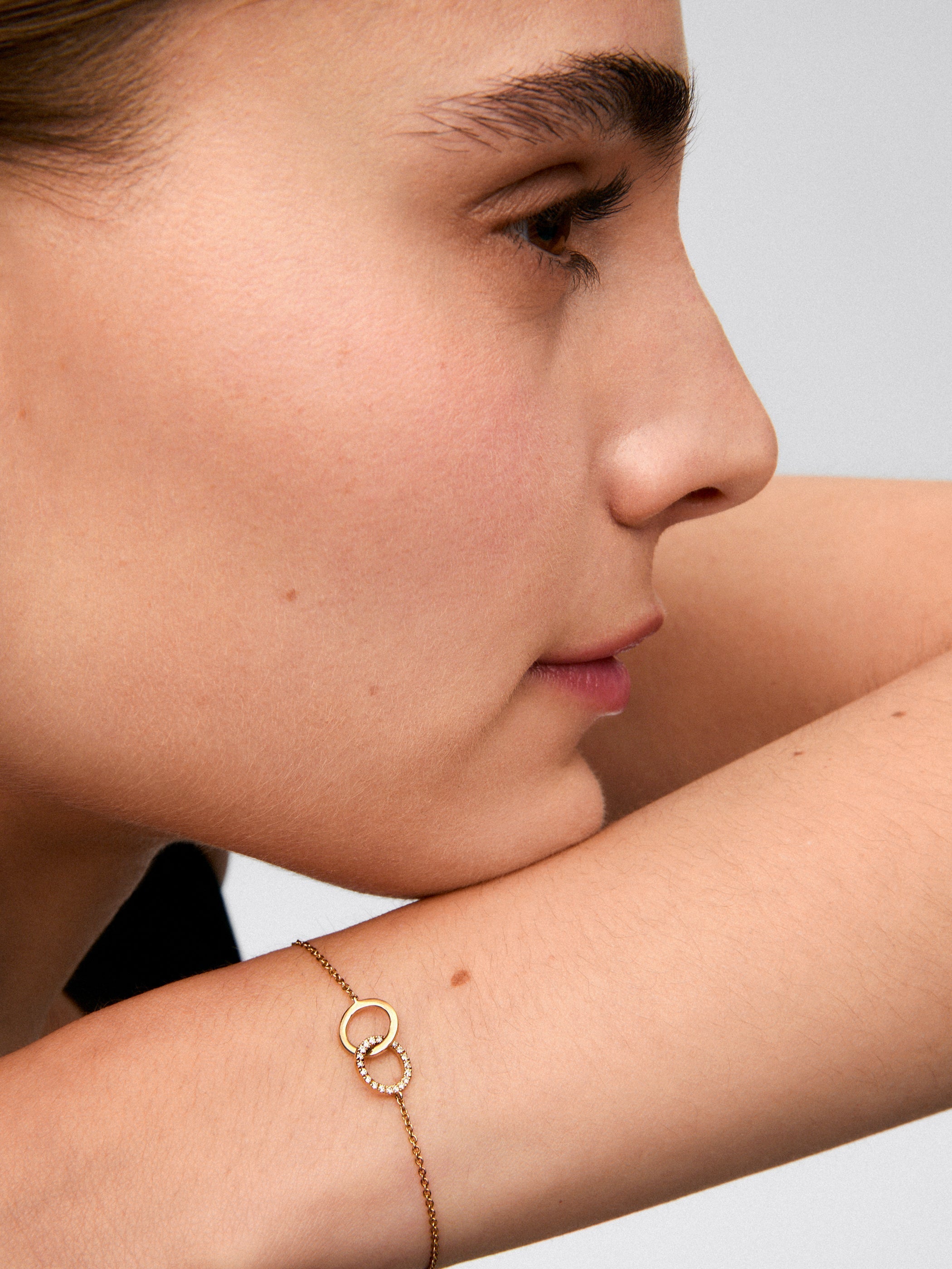Pulsera cadena de oro amarillo de 18K con pavé de diamantes en talla brillante