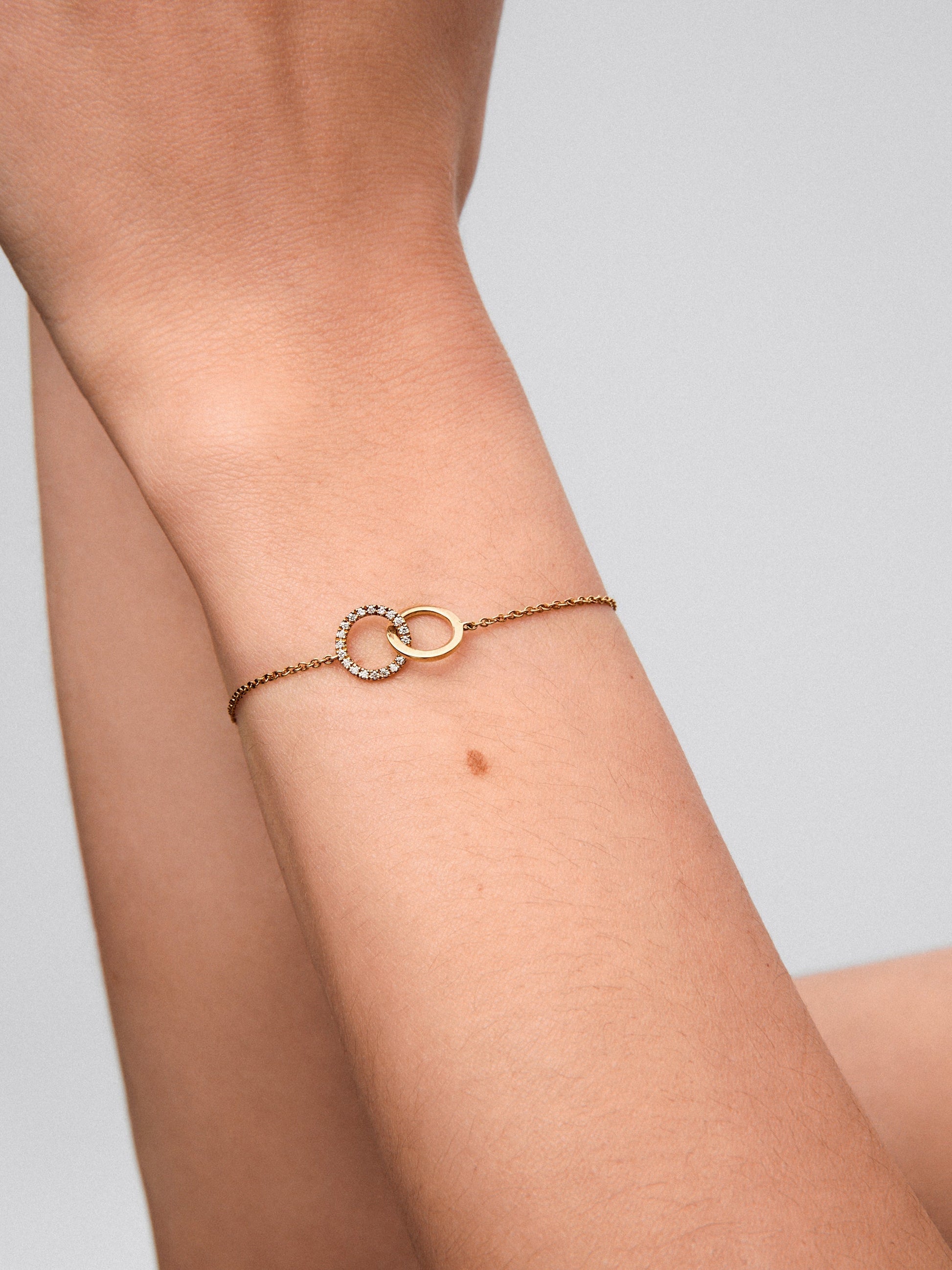 Pulsera cadena de oro amarillo de 18K con pavé de diamantes en talla brillante