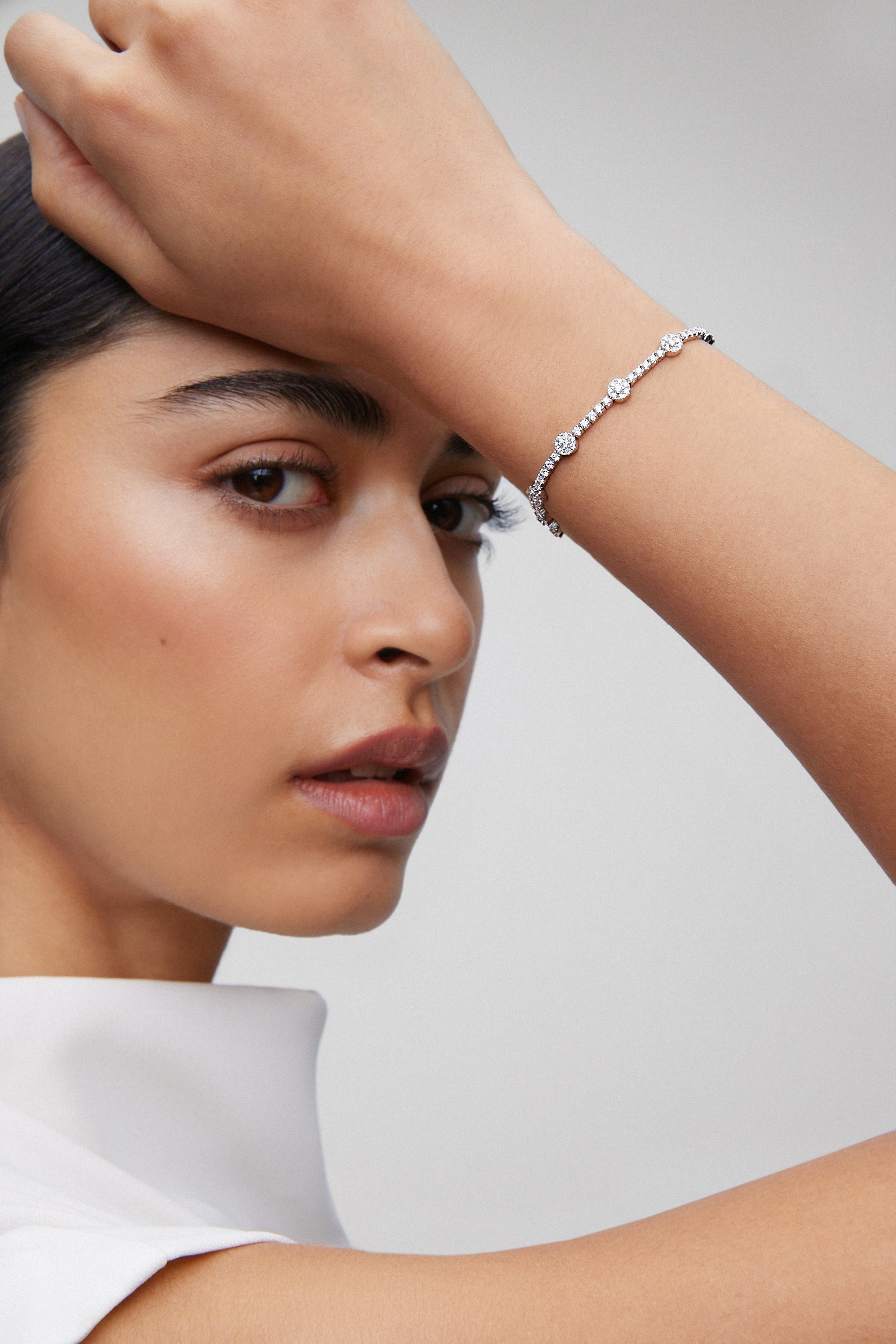 Pulsera rivière de oro blanco de 18K con 155 diamantes en talla brillante con un total de 2,09 cts