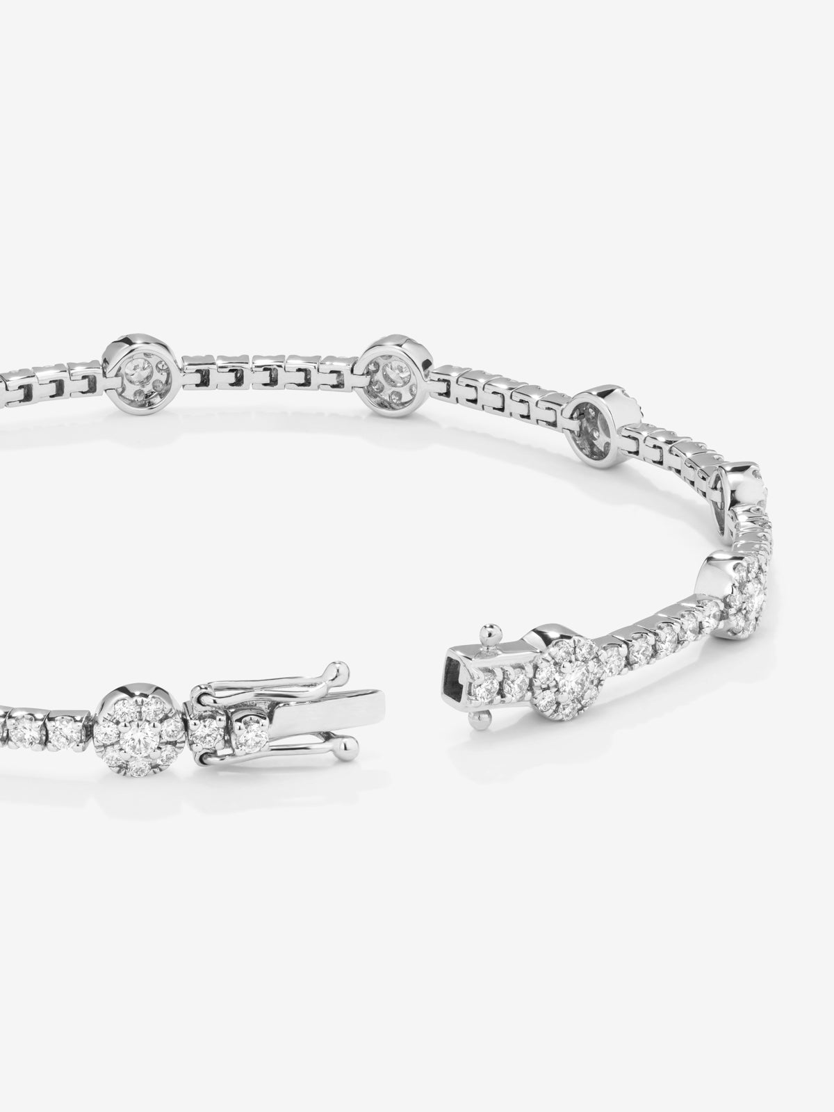 Pulsera rivière de oro blanco de 18K con 155 diamantes en talla brillante con un total de 2,09 cts