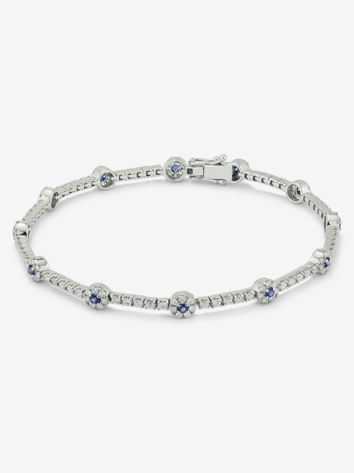 Pulsera de oro blanco de 18K con 143 diamantes en talla brillante con un total de 1,66 cts y 12 zafiros azules en talla brillante con un total de 0,5 cts