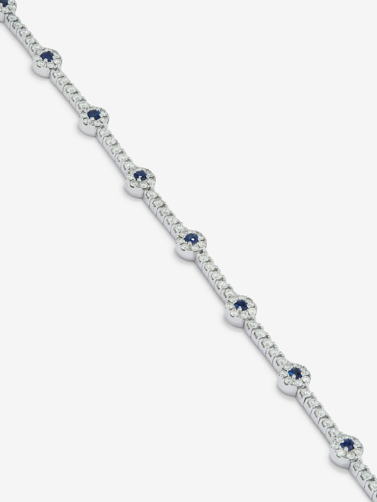 Pulsera de oro blanco de 18K con 143 diamantes en talla brillante con un total de 1,66 cts y 12 zafiros azules en talla brillante con un total de 0,5 cts