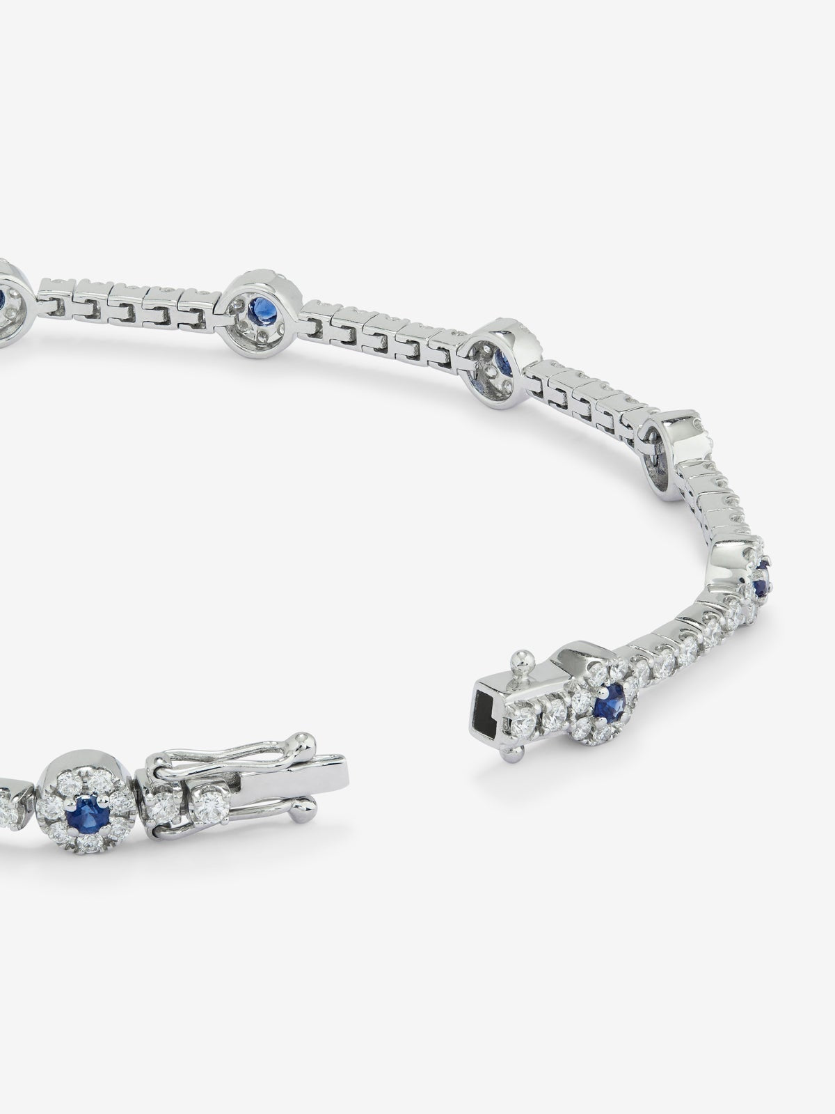 Pulsera de oro blanco de 18K con 143 diamantes en talla brillante con un total de 1,66 cts y 12 zafiros azules en talla brillante con un total de 0,5 cts