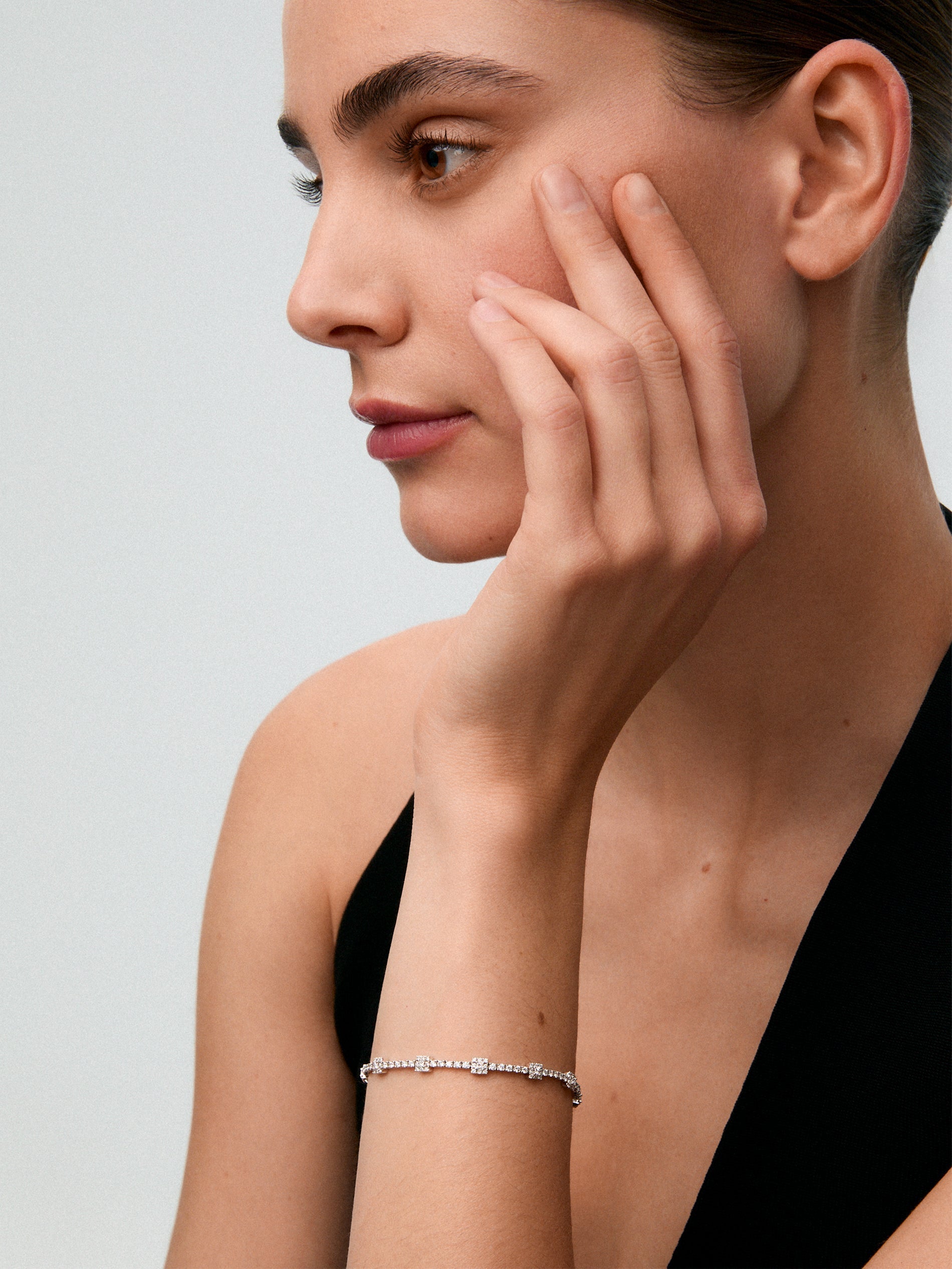 Pulsera rivière de oro blanco de 18K con diamantes en talla princesa con un total de 0,34 cts y brillante con un total de 1,62 cts