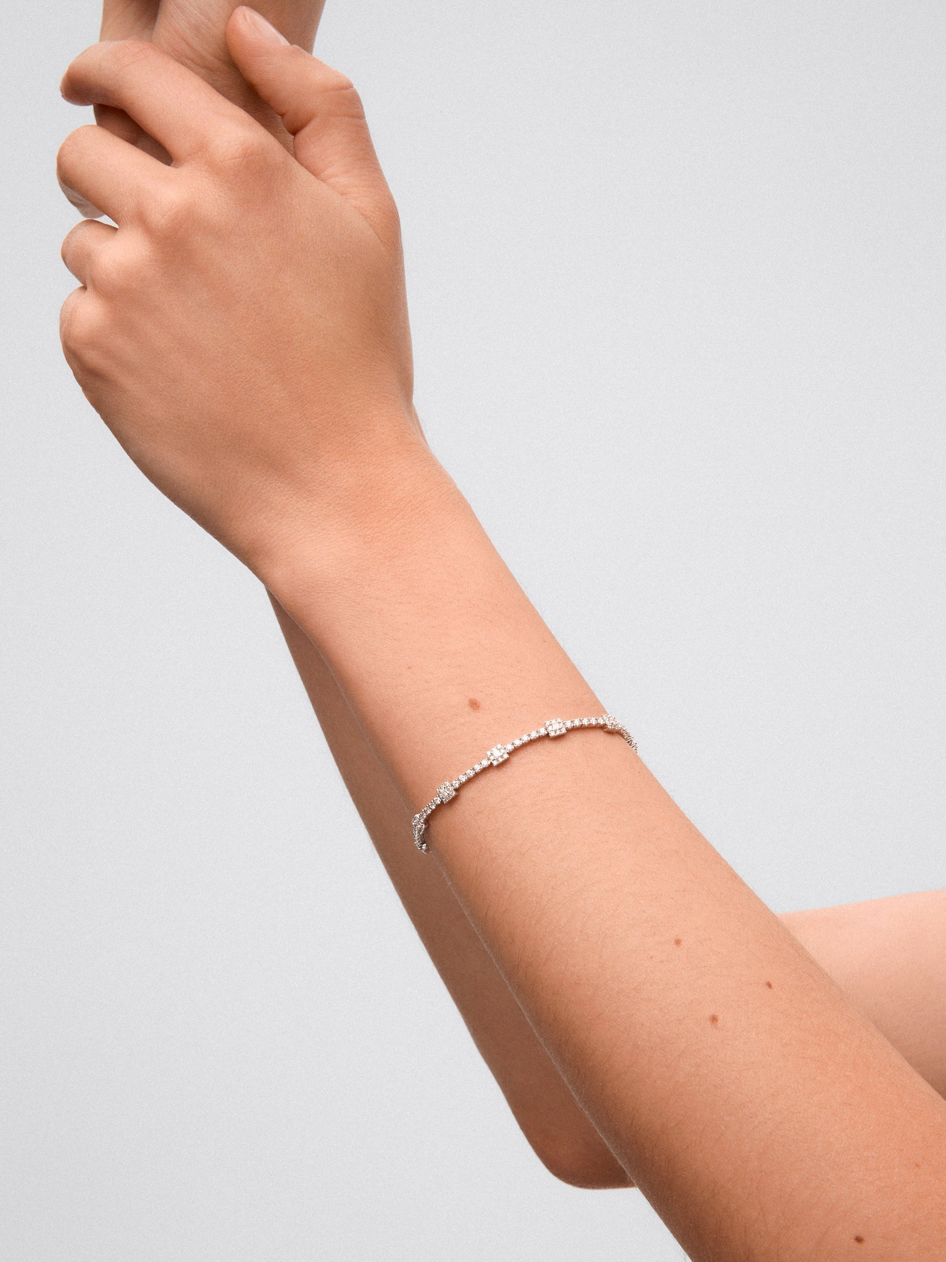 Pulsera rivière de oro blanco de 18K con diamantes en talla princesa con un total de 0,34 cts y brillante con un total de 1,62 cts