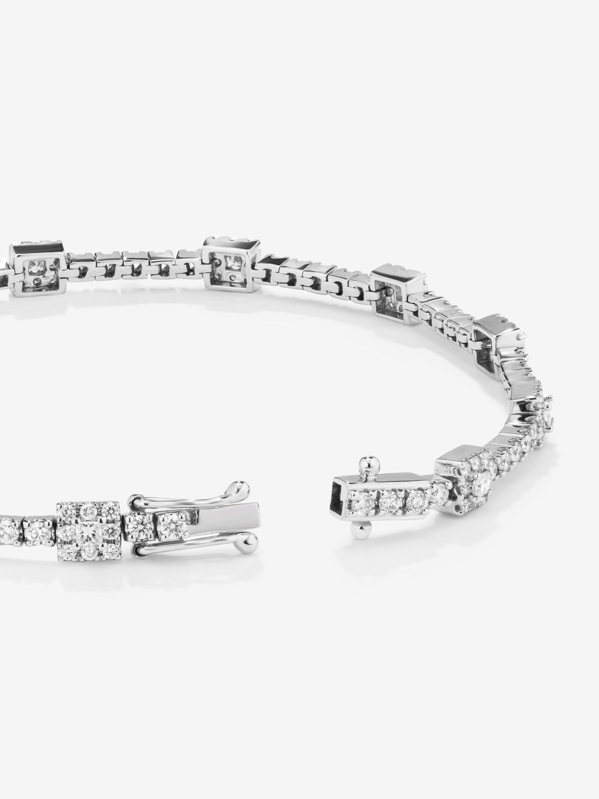 Pulsera rivière de oro blanco de 18K con diamantes en talla princesa con un total de 0,34 cts y brillante con un total de 1,62 cts