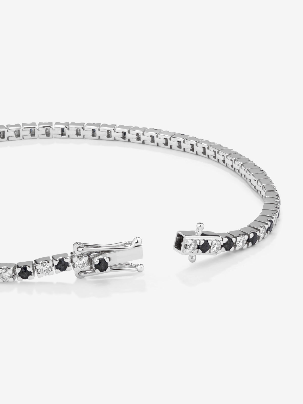 Pulsera riviere de oro blanco de 18K con diamante negro y diamante blanco