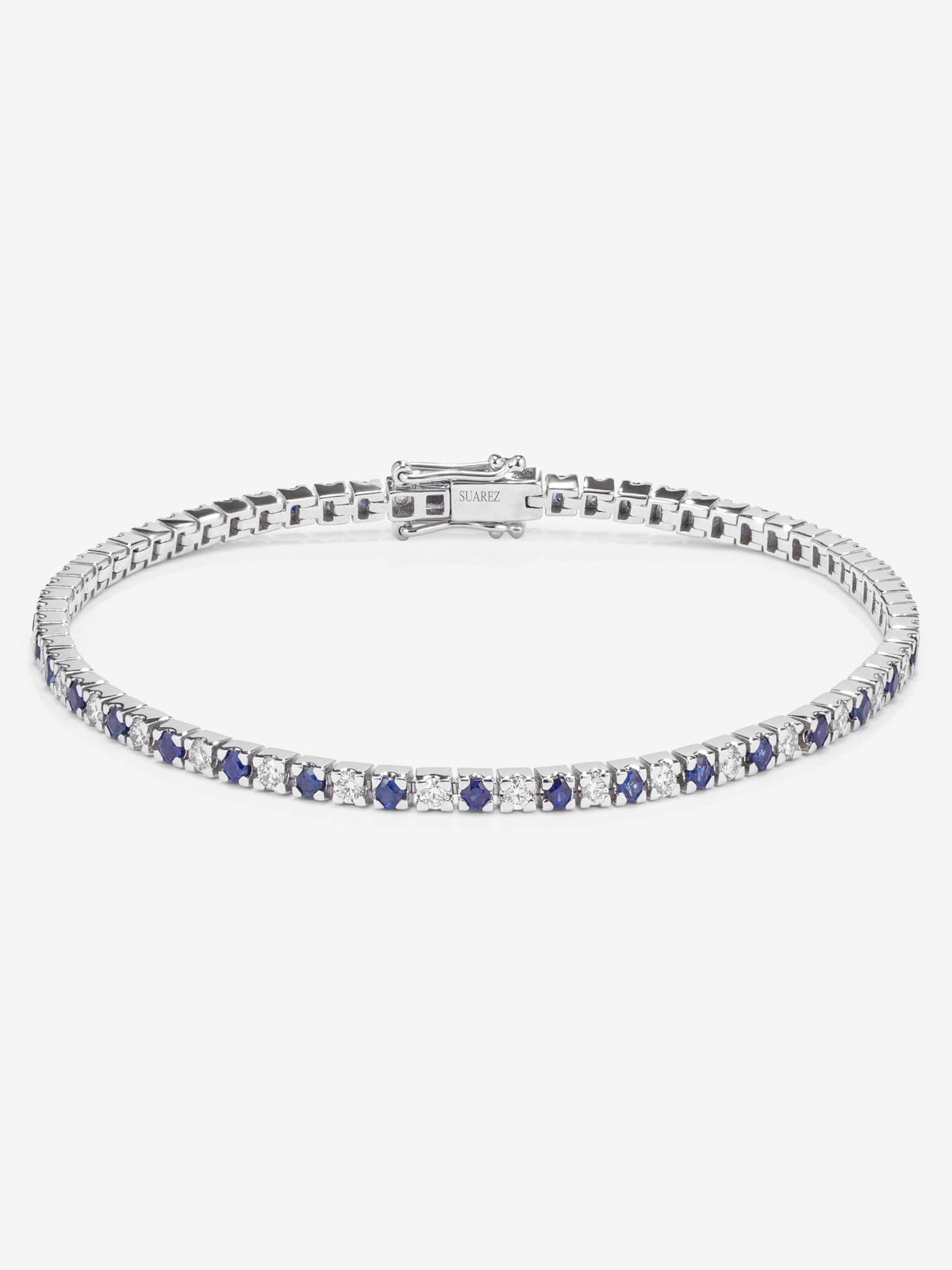 Pulsera de oro blanco de 18K con 37 diamantes en talla brillante con un total de 0,88 cts y 38 zafiros azules en talla brillante con un total de 0,95 cts