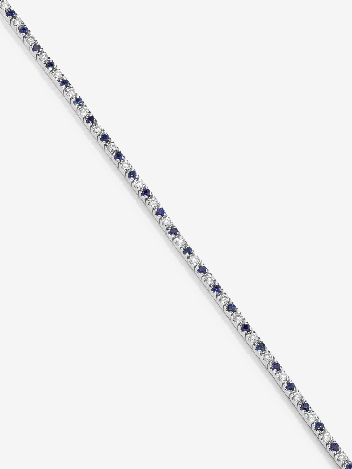 Pulsera de oro blanco de 18K con 37 diamantes en talla brillante con un total de 0,88 cts y 38 zafiros azules en talla brillante con un total de 0,95 cts