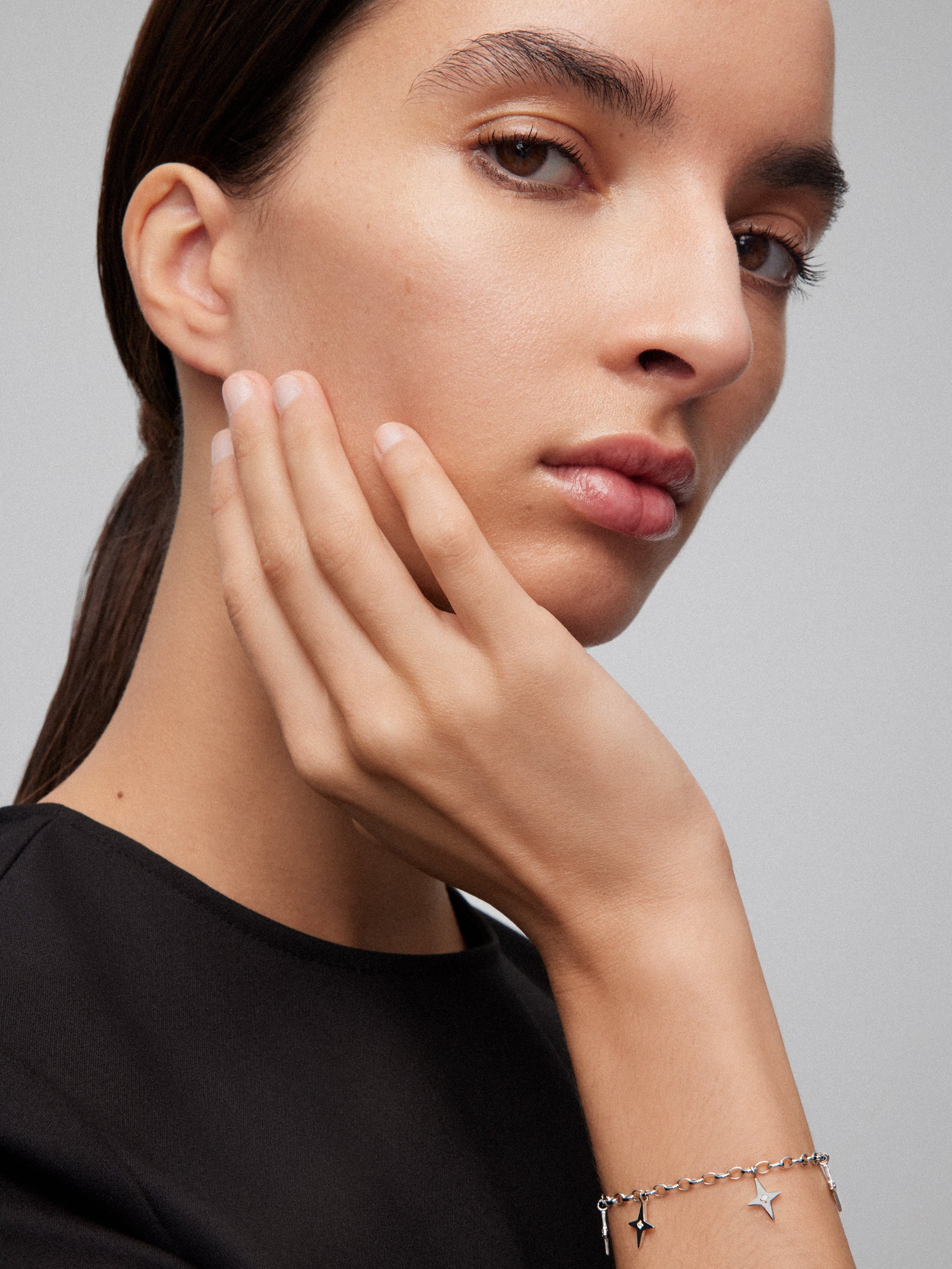 Pulsera de plata 925 con 7 diamantes en talla brillante con un total de 0,05 cts y estrellas