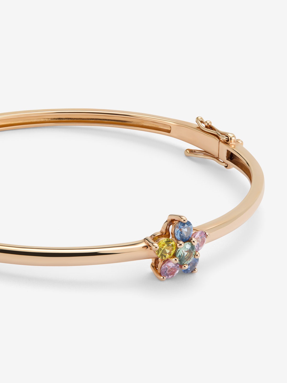 Pulsera rígida de oro rosa de 18K con zafiros verdes, azules, rosas y amarillos en talla brillante con un total de 0,9 cts