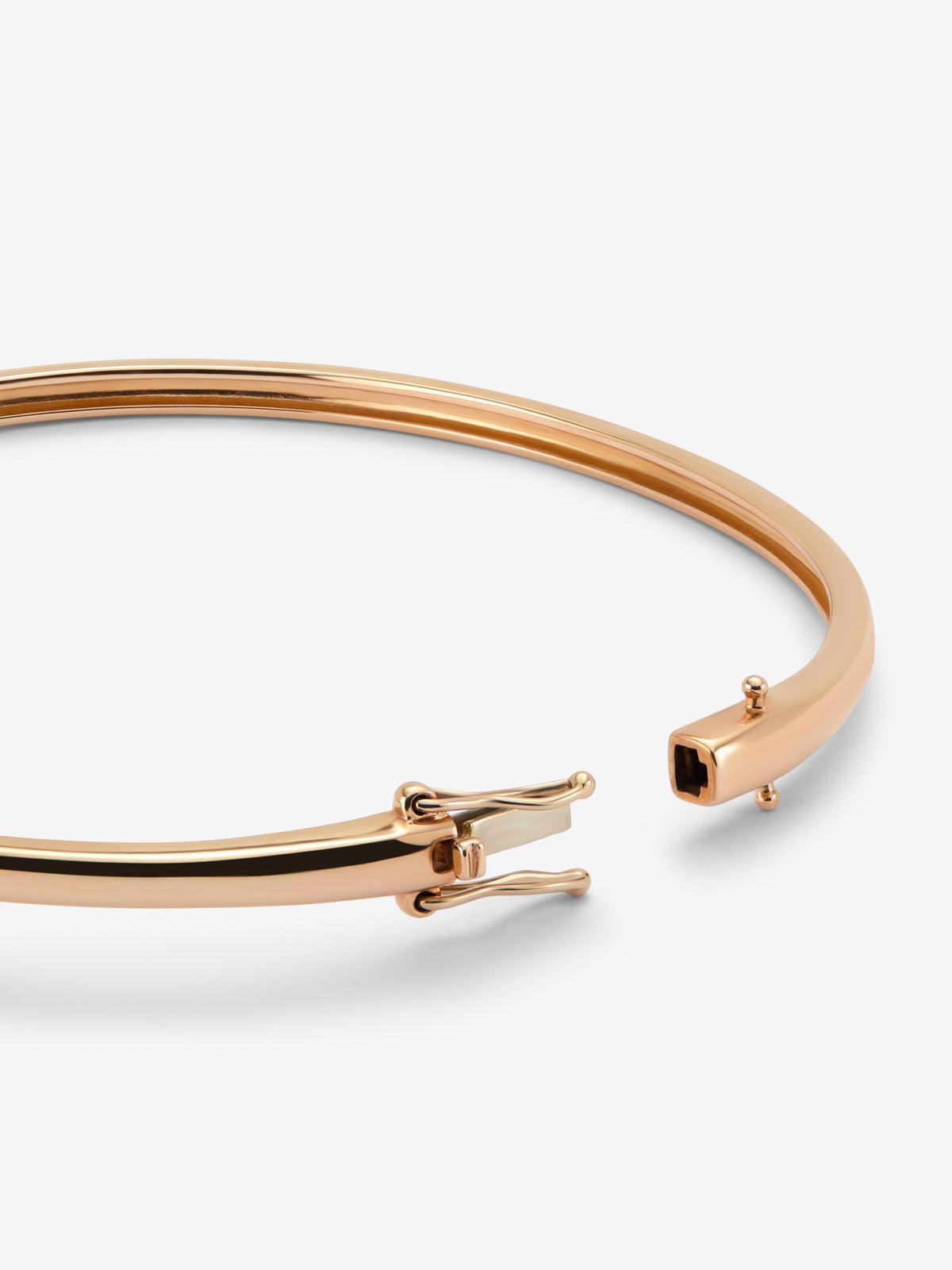 Pulsera rígida de oro rosa de 18K con zafiros verdes, azules, rosas y amarillos en talla brillante con un total de 0,9 cts