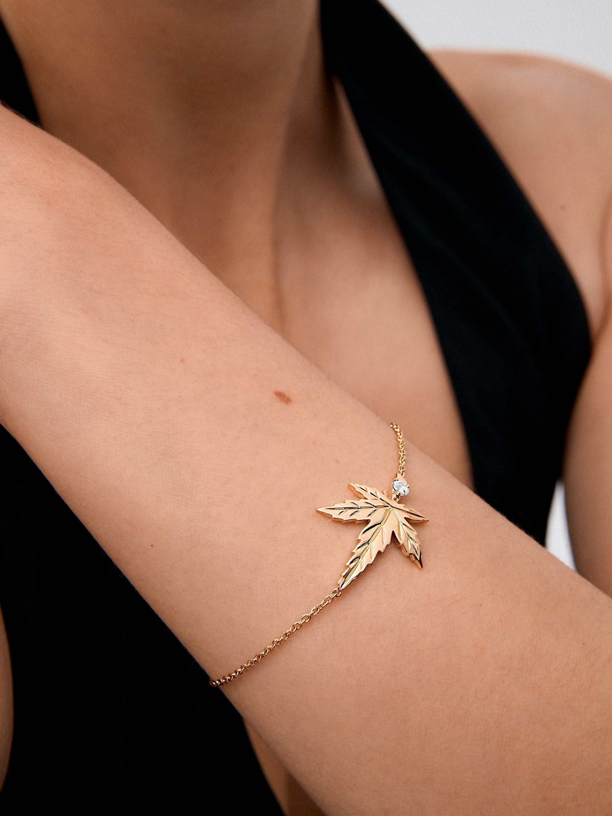 Pulsera de oro amarillo de 18K con un diamante en talla brillante de 0,08 cts y forma de hoja de arce