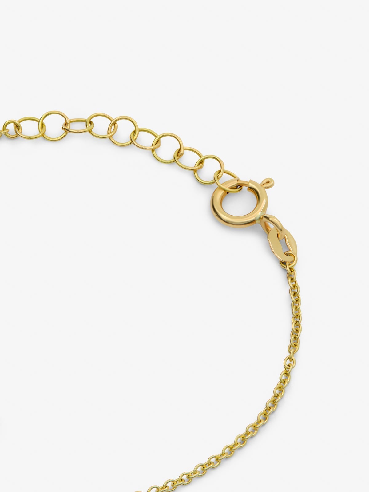 Pulsera de oro amarillo de 18K con un diamante en talla brillante de 0,08 cts y forma de hoja de arce