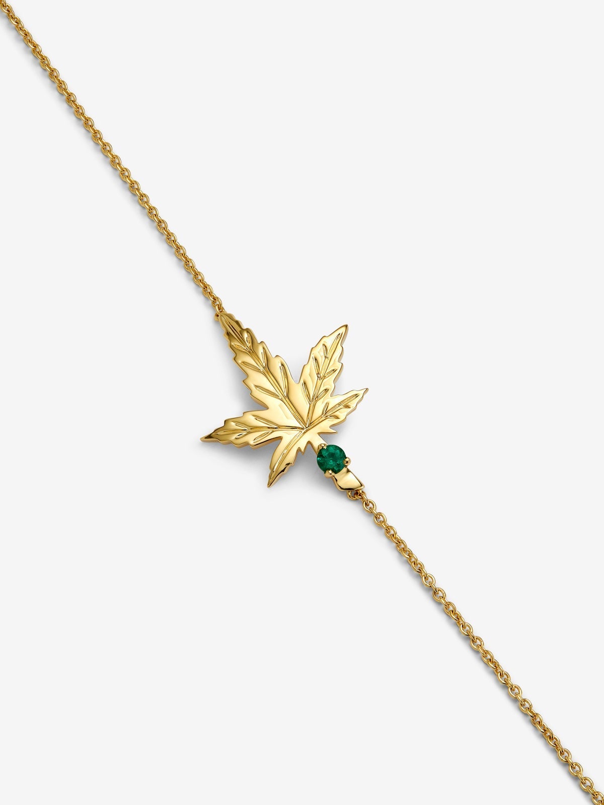 Pulsera de oro amarillo de 18K con una esmeralda en talla brillante de 0,11 cts y forma de hoja de arce