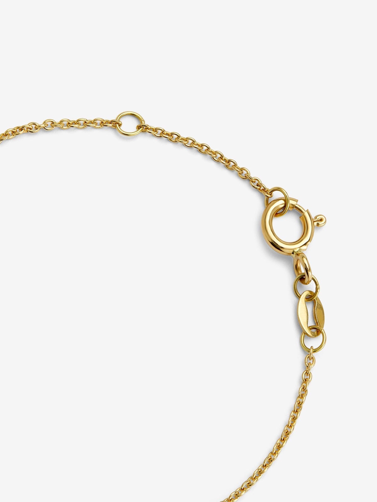 Pulsera de oro amarillo de 18K con una esmeralda en talla brillante de 0,11 cts y forma de hoja de arce