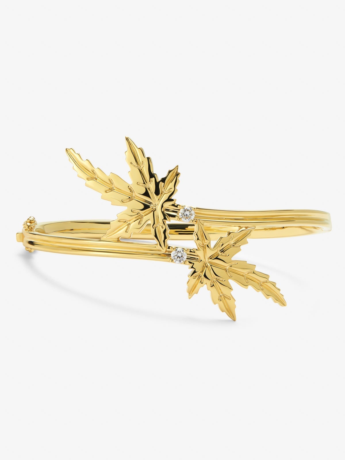 Pulsera de oro amarillo de 18K con 2 diamantes en talla brillante con un total de 0,20 cts y forma de hoja de arce