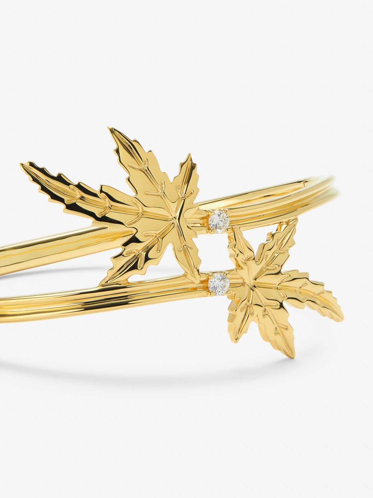 Pulsera de oro amarillo de 18K con 2 diamantes en talla brillante con un total de 0,20 cts y forma de hoja de arce