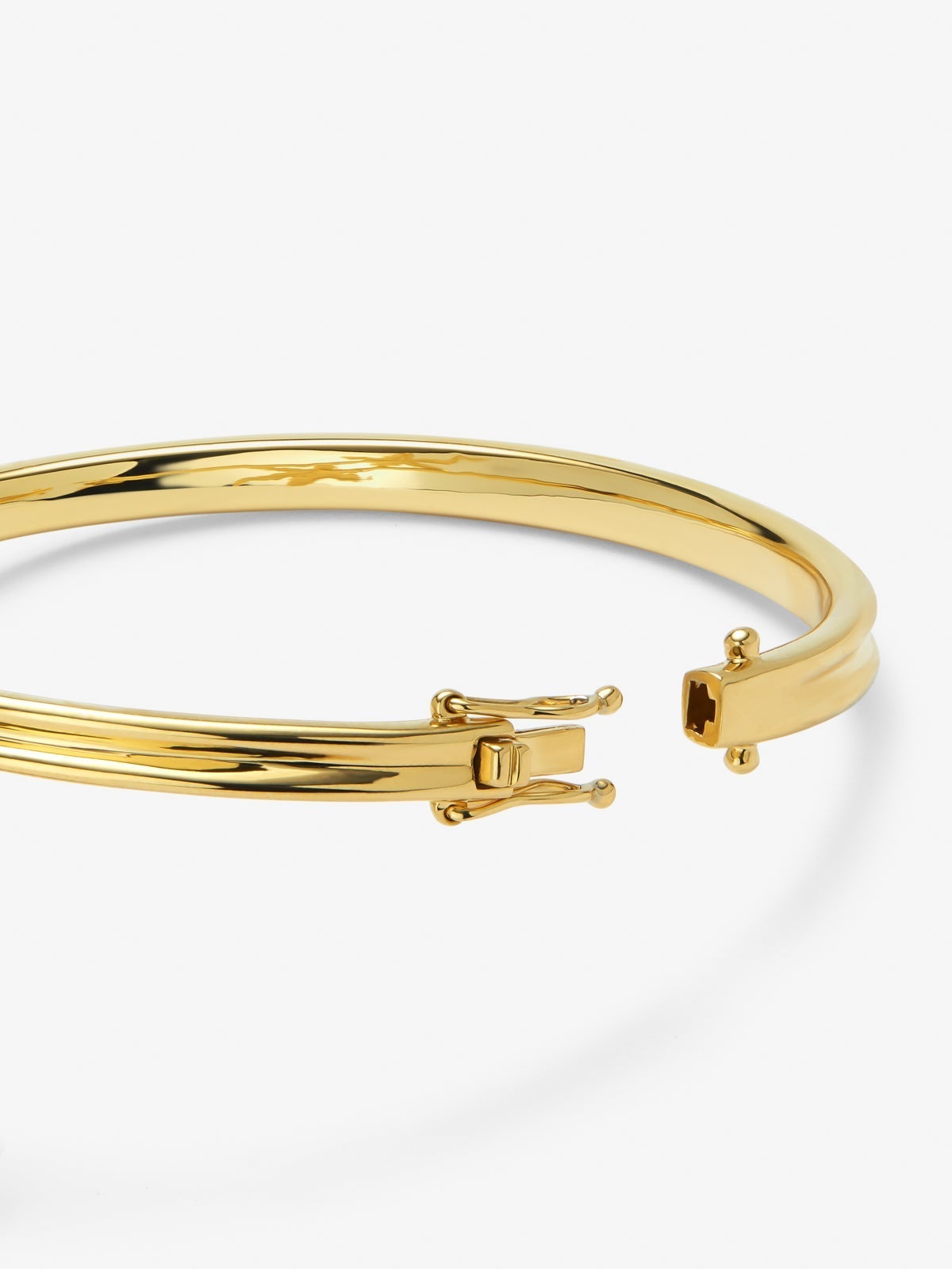 Pulsera de oro amarillo de 18K con 2 diamantes en talla brillante con un total de 0,20 cts y forma de hoja de arce
