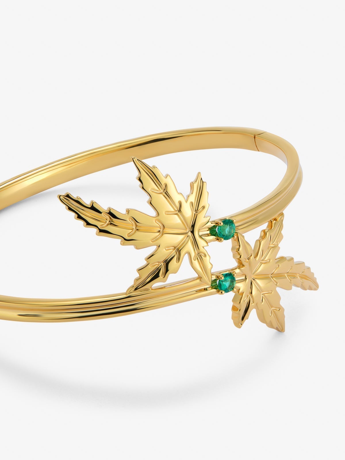 Pulsera de oro amarillo de 18K y esmeralda en talla brillante con un total de 0,23 cts