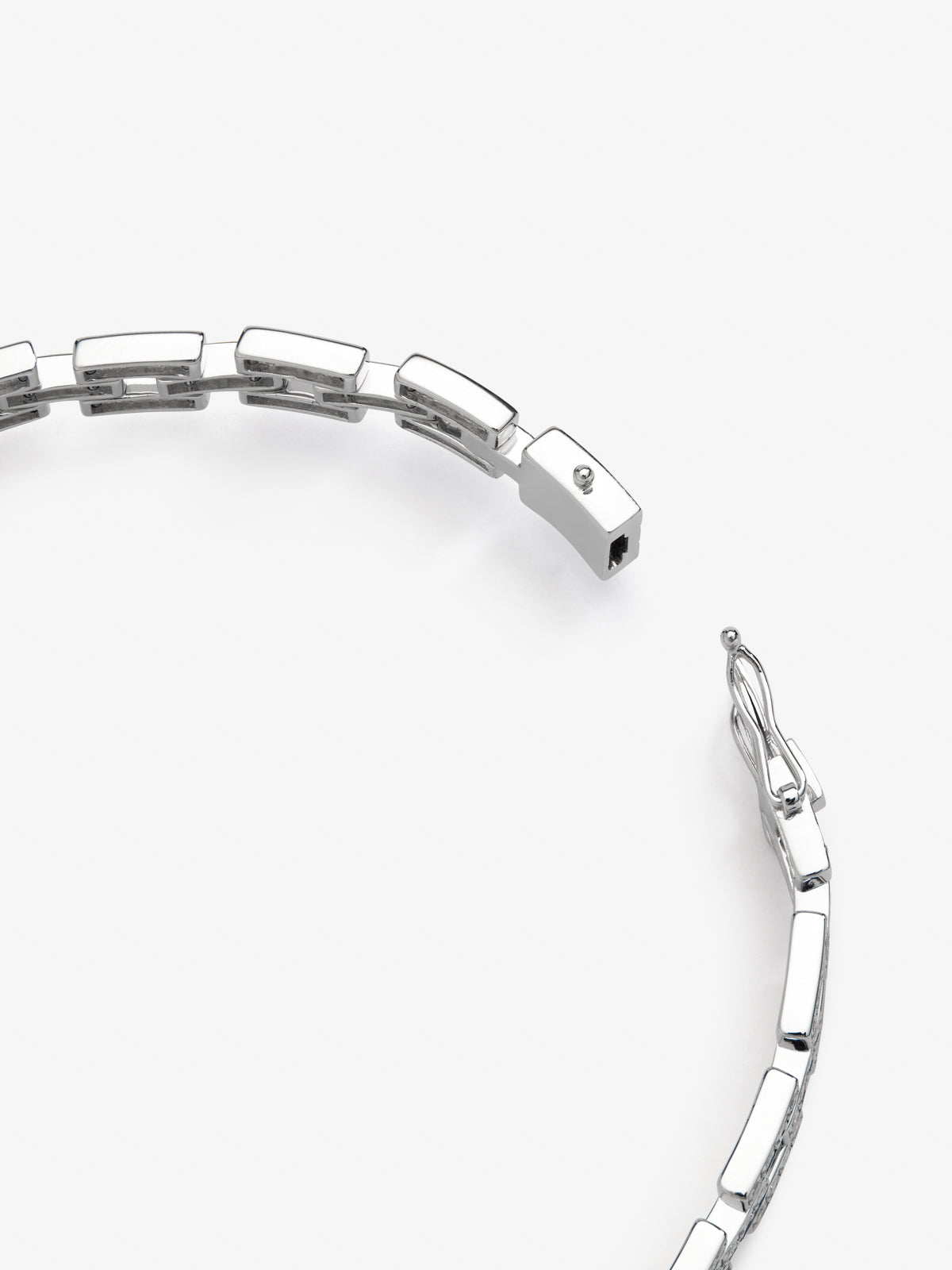 18K White Gold Bracelet with Royal Blue Sapor