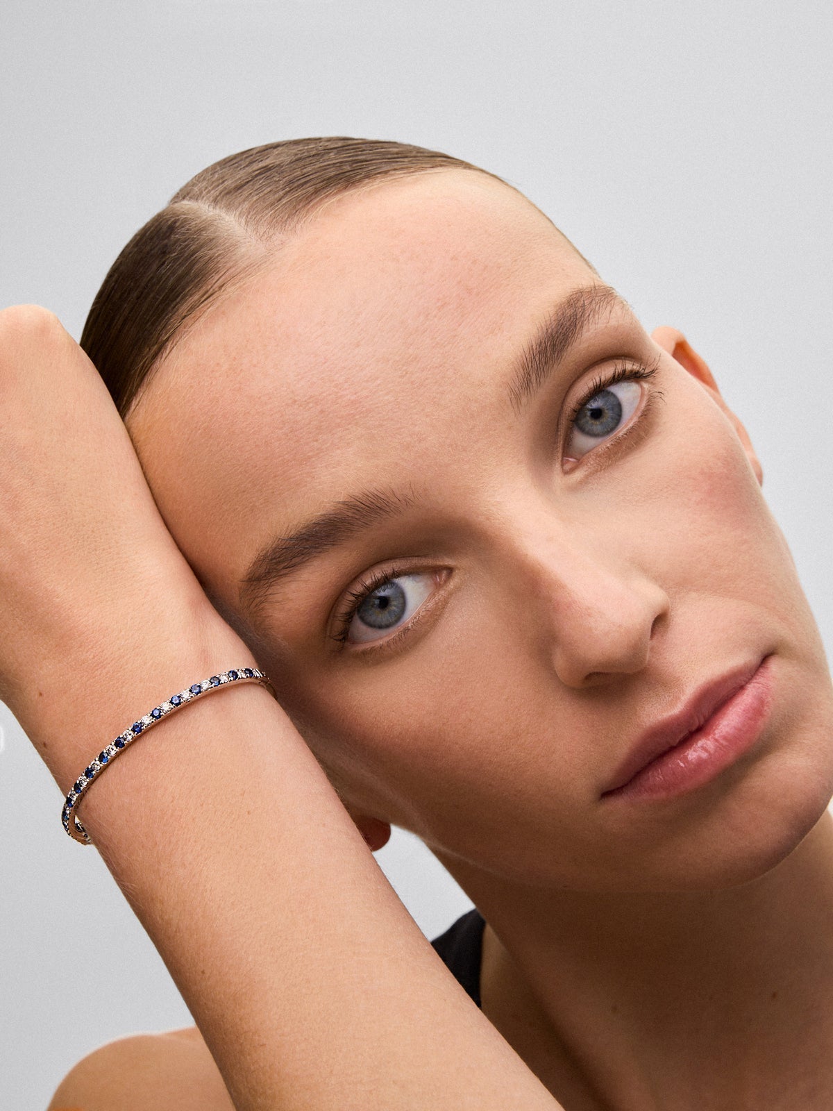 Pulsera rígida de oro blanco de 18K con pavé de zafiros azules y diamantes