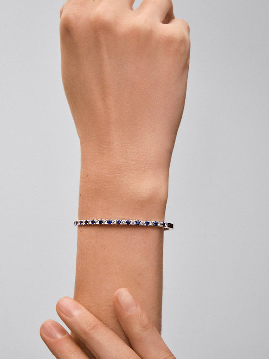 Anillo de oro blanco de 18kt con diamantes y zafiros