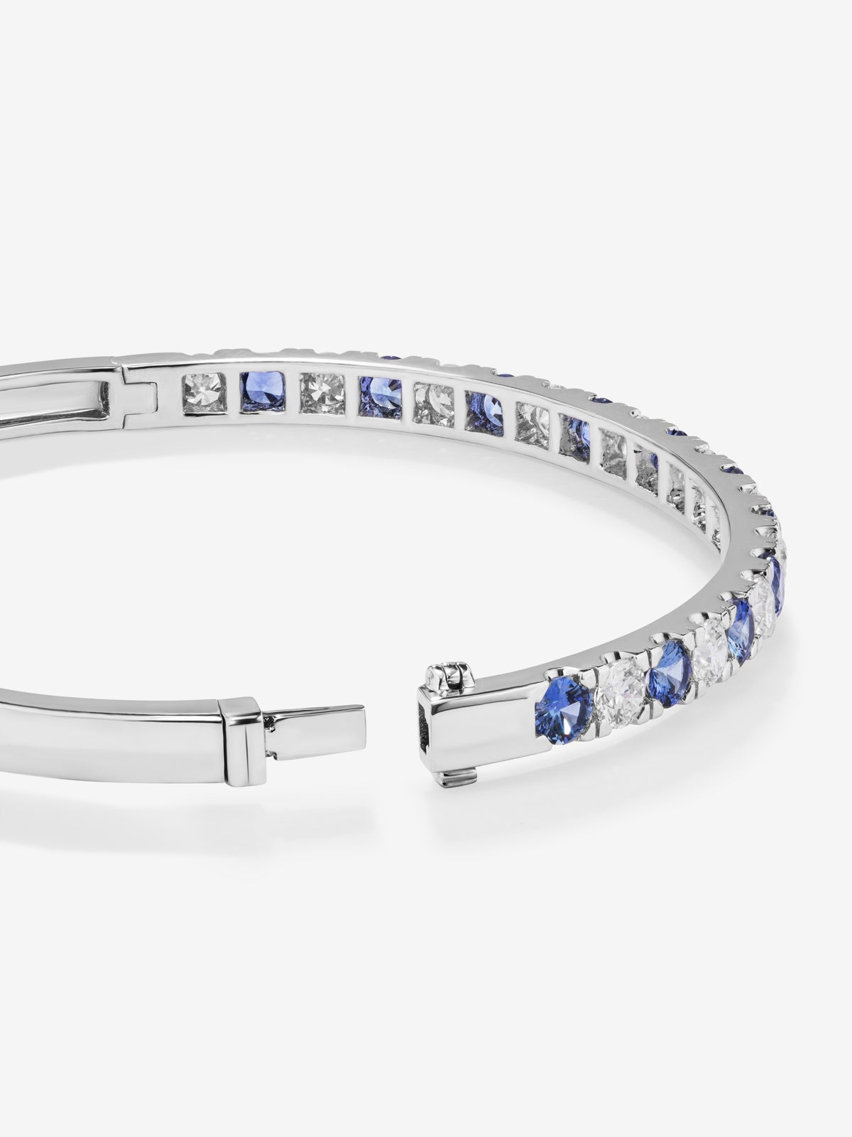 Pulsera rígida de oro blanco de 18K con 11 zafiros azules en talla brillante con un total de 4,9 cts y 11 diamantes en talla brillante con un total de 1,85 cts