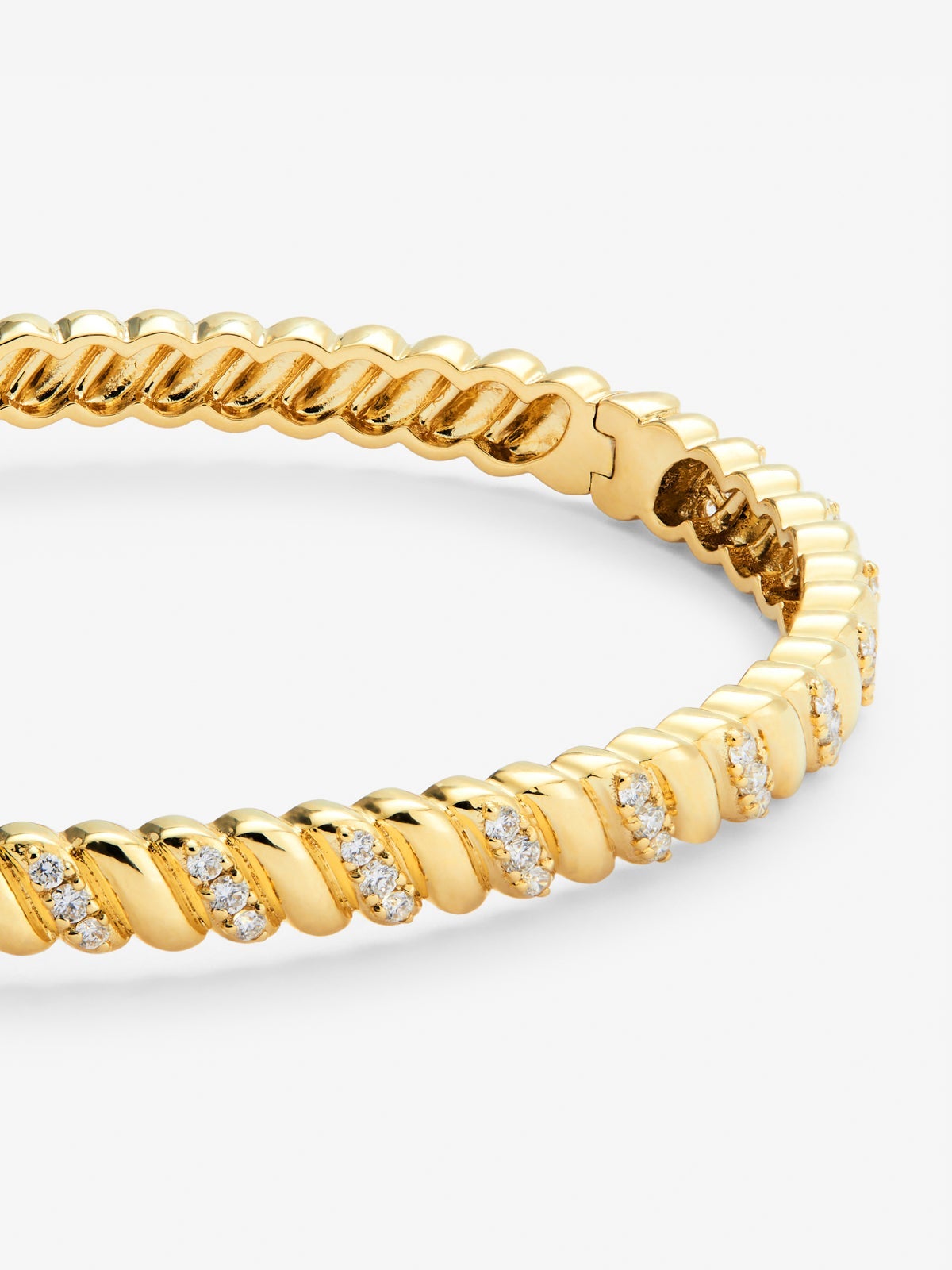 Pulsera rígida de oro amarillo de 18K con diamantes blancos en talla brillante de 0,58 cts