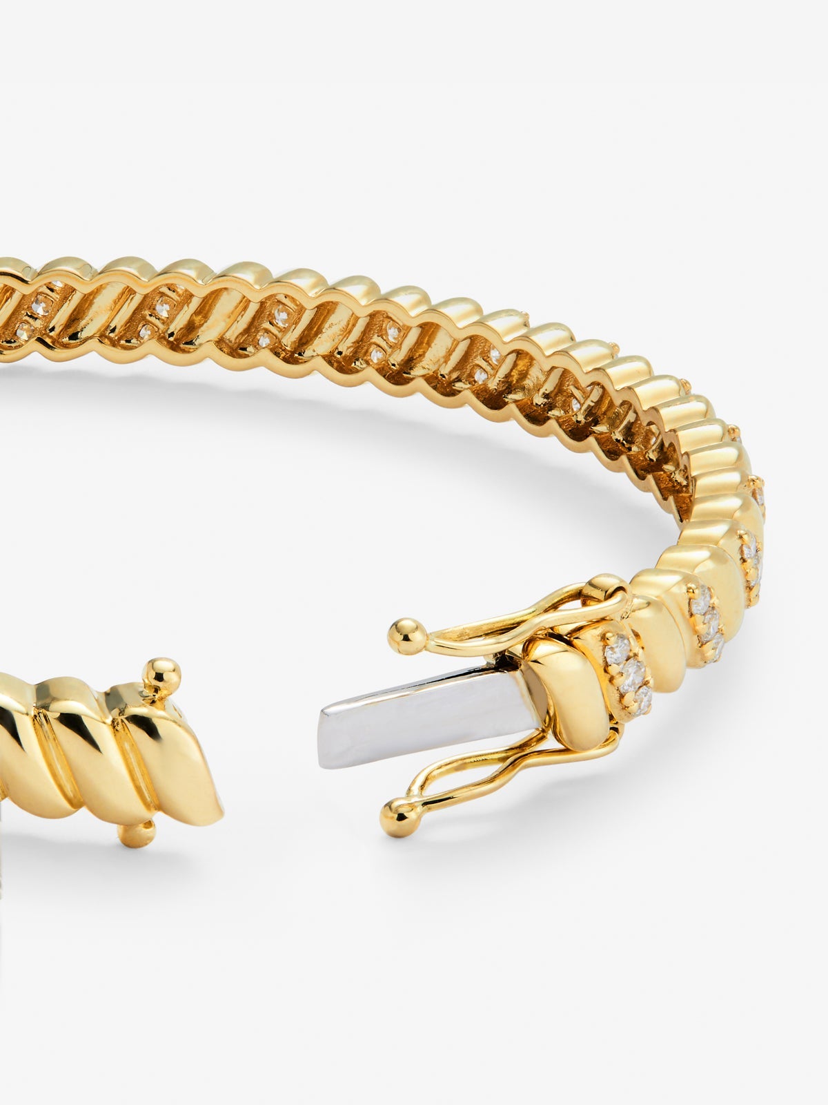 Pulsera rígida de oro amarillo de 18K con diamantes blancos en talla brillante de 0,58 cts
