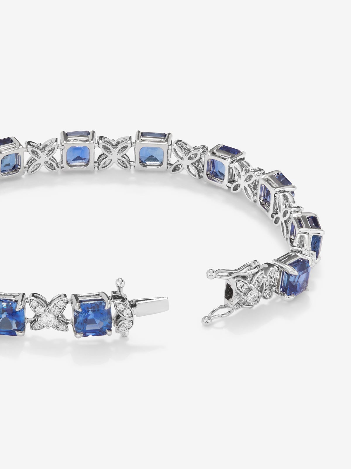 Pulsera de oro blanco de 18K con zafiros azules en talla octogonal de 16,86 cts y diamantes blancos en talla brillante de 1,32 cts