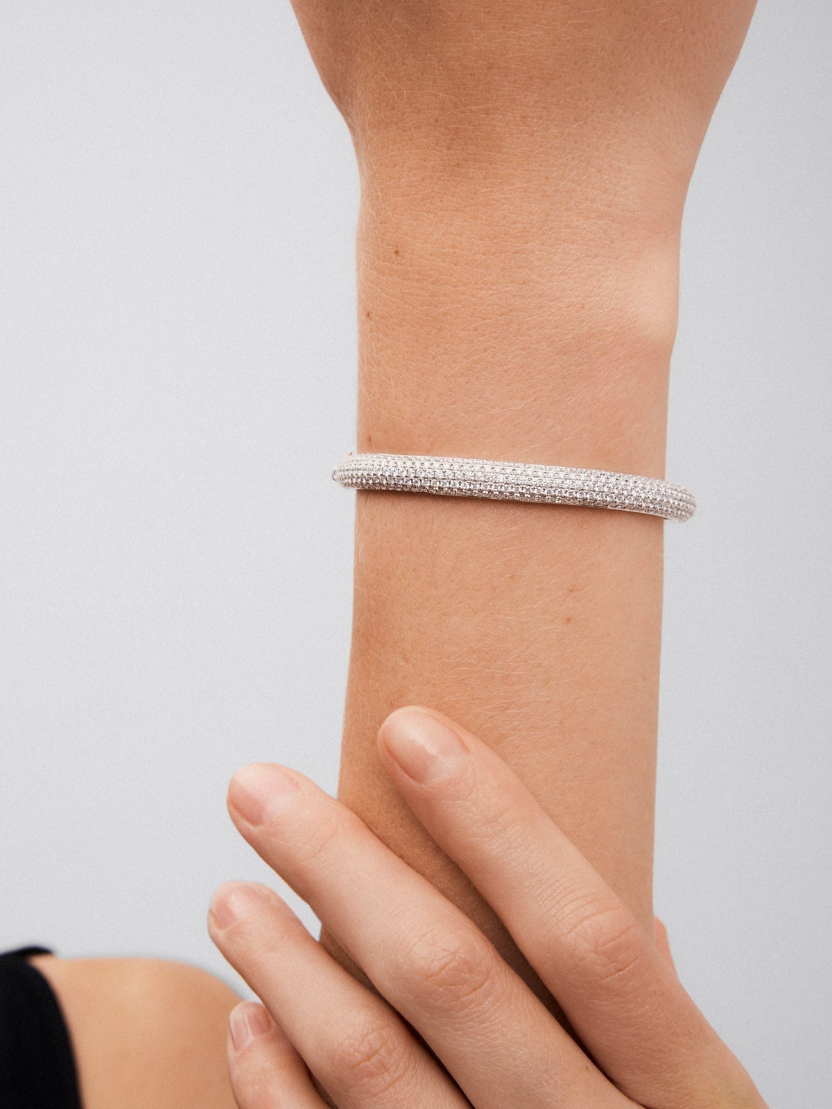 Pulsera rígida de media caña de oro blanco de 18K con pavé de diamantes