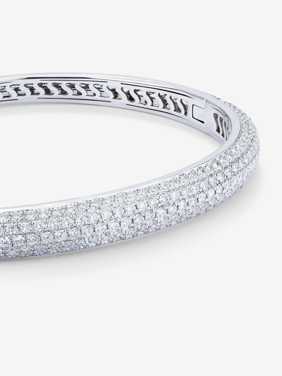 Rigid half -cane bracelet 18k white with diamond paw