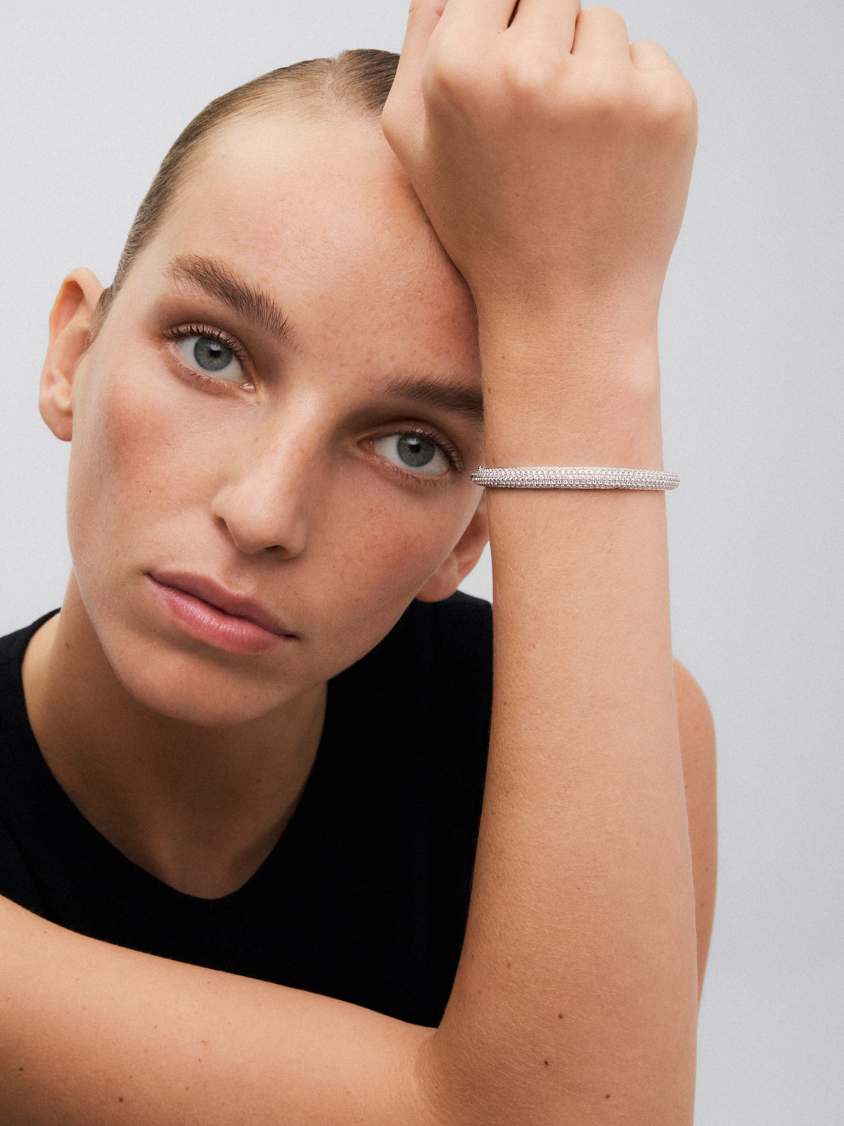 Rigid half -cane bracelet 18k white with diamond paw