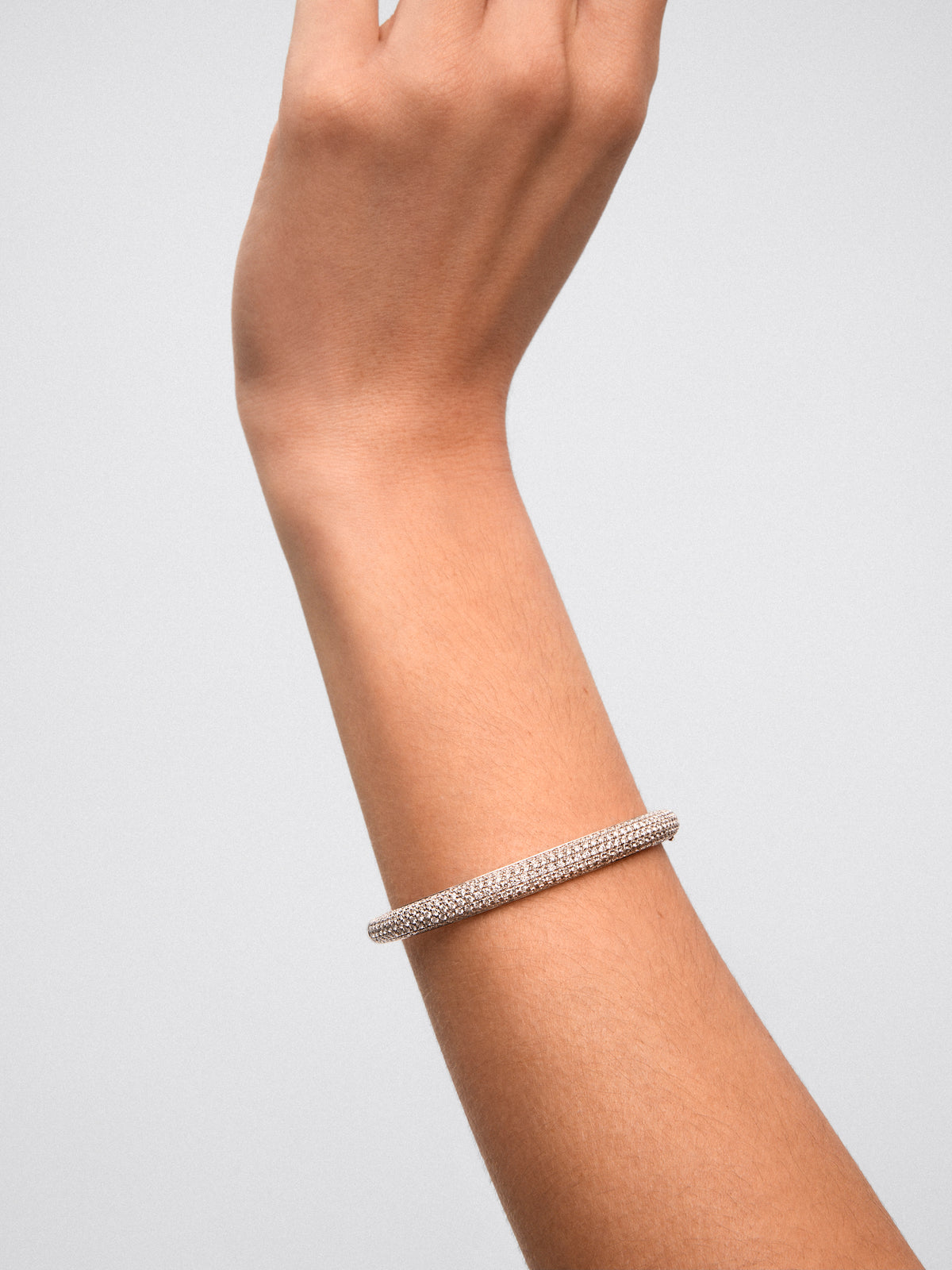 Rigid half -cane bracelet 18k white with diamond paw