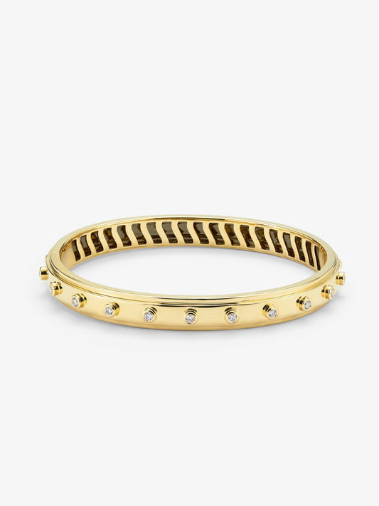 Pulsera rígida de oro amarillo de 18K con 11 diamantes en talla brillante con un total de 0,36 cts