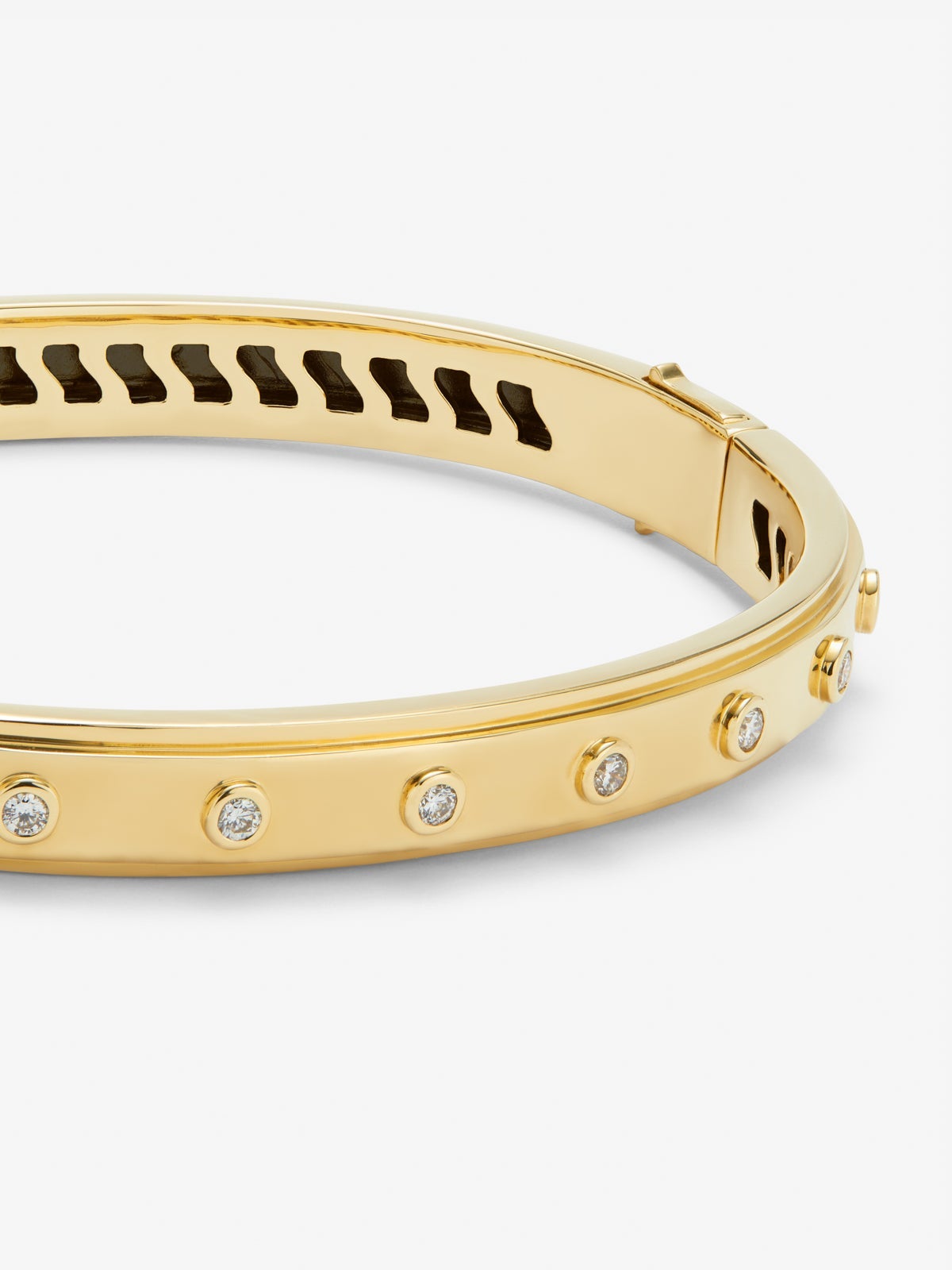 Pulsera rígida de oro amarillo de 18K con 11 diamantes en talla brillante con un total de 0,36 cts