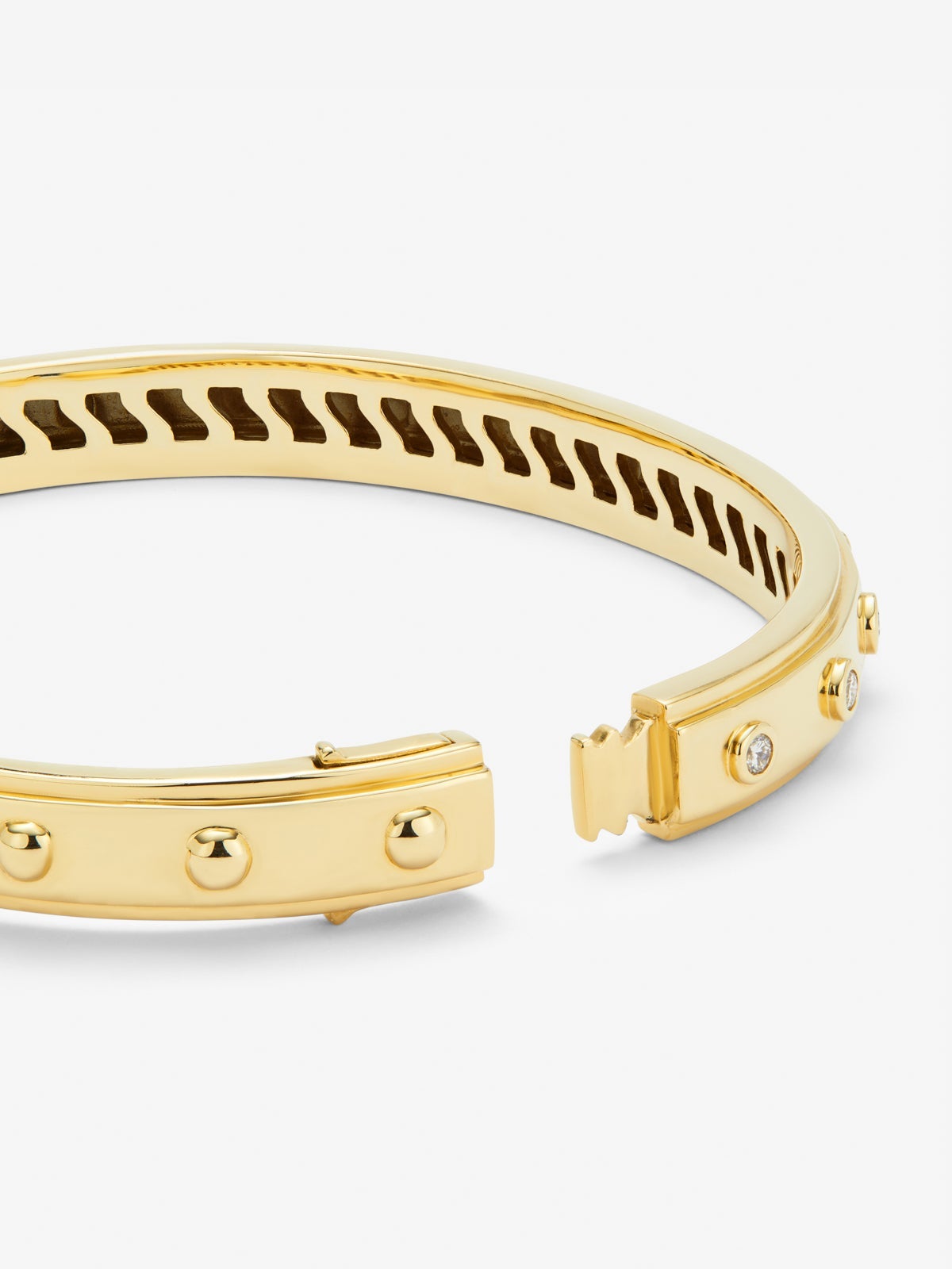Pulsera rígida de oro amarillo de 18K con 11 diamantes en talla brillante con un total de 0,36 cts