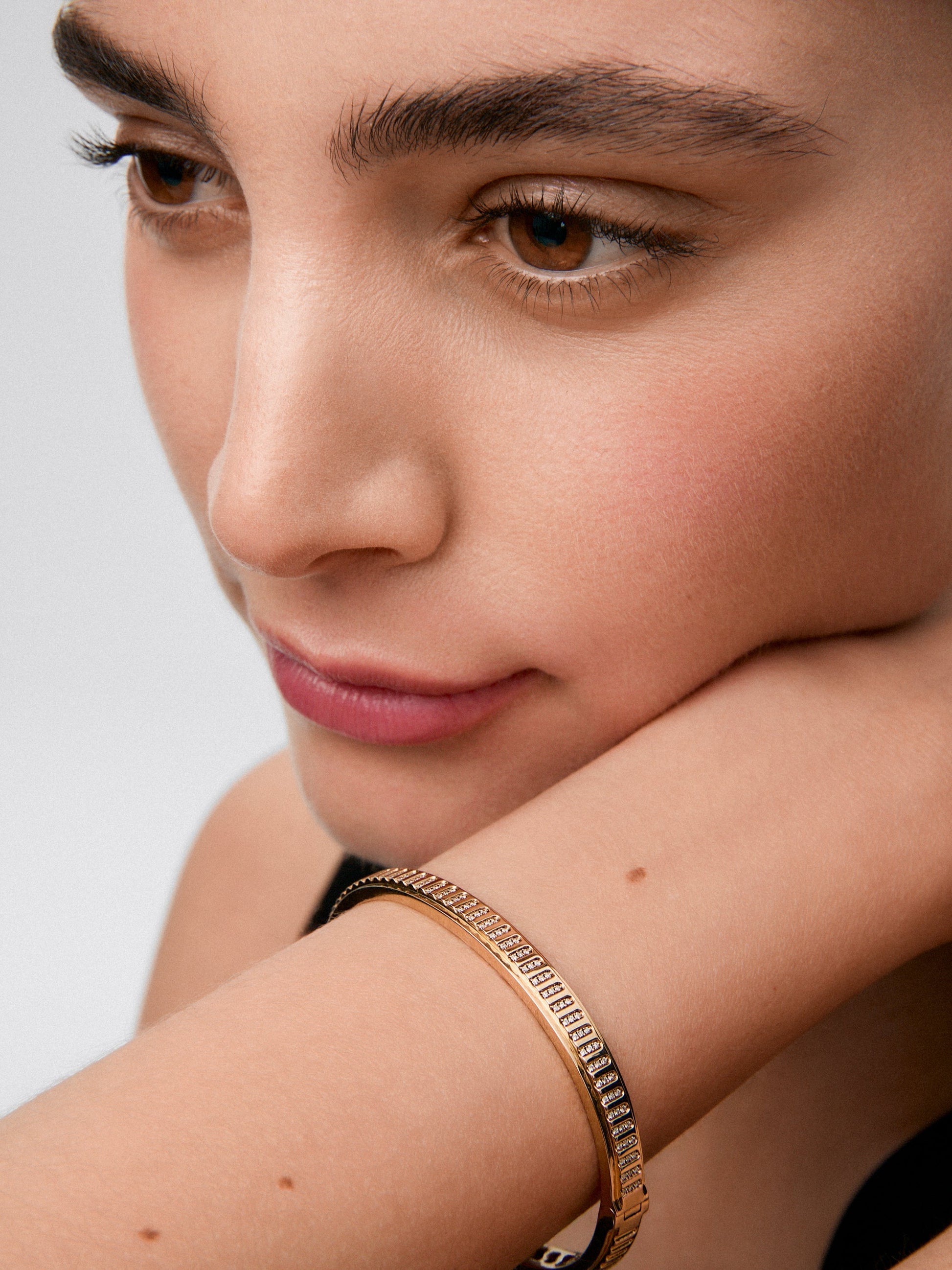Pulsera rígida de oro amarillo de 18K con 123 diamantes en talla brillante con un total de 0,3 cts