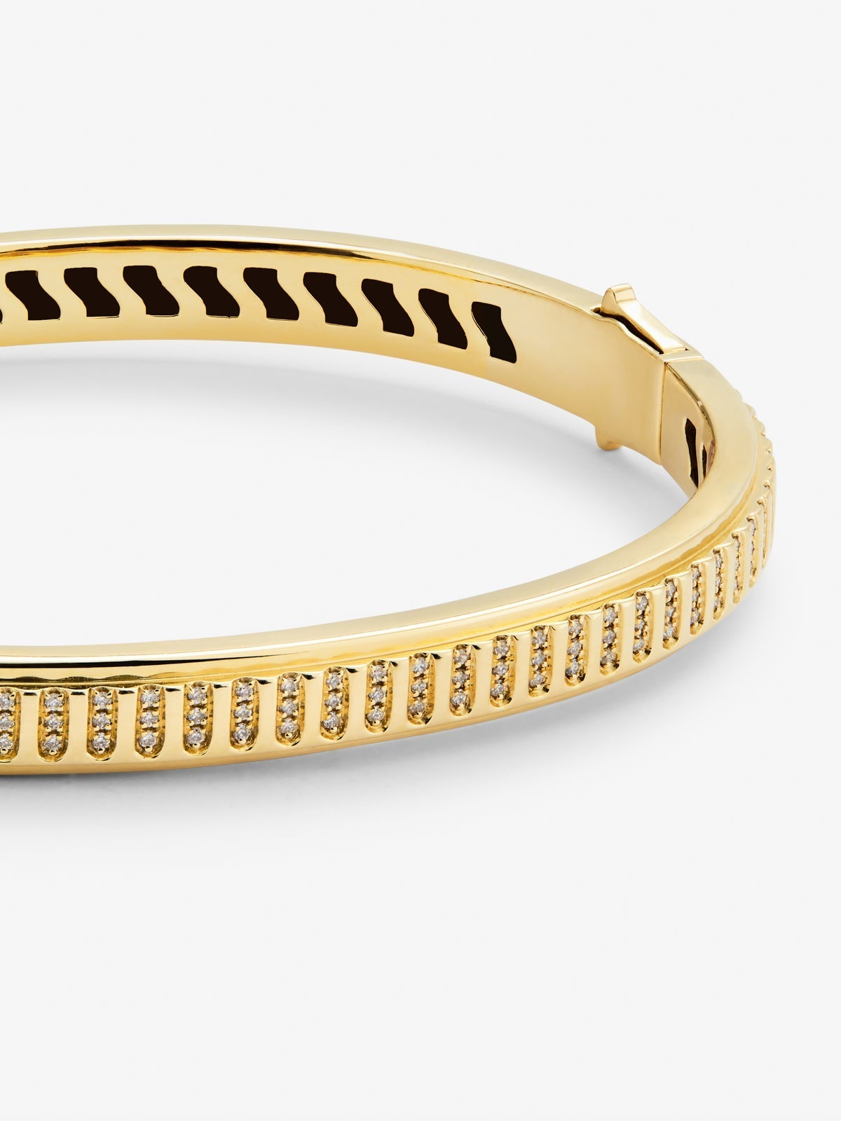 Pulsera rígida de oro amarillo de 18K con 123 diamantes en talla brillante con un total de 0,3 cts