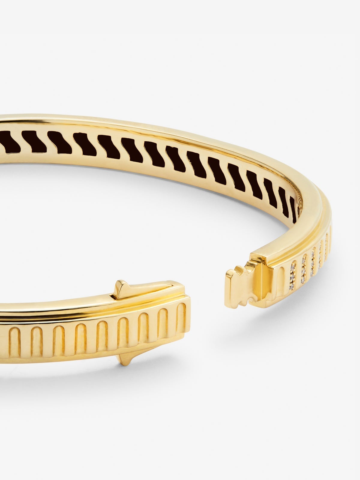 Pulsera rígida de oro amarillo de 18K con 123 diamantes en talla brillante con un total de 0,3 cts