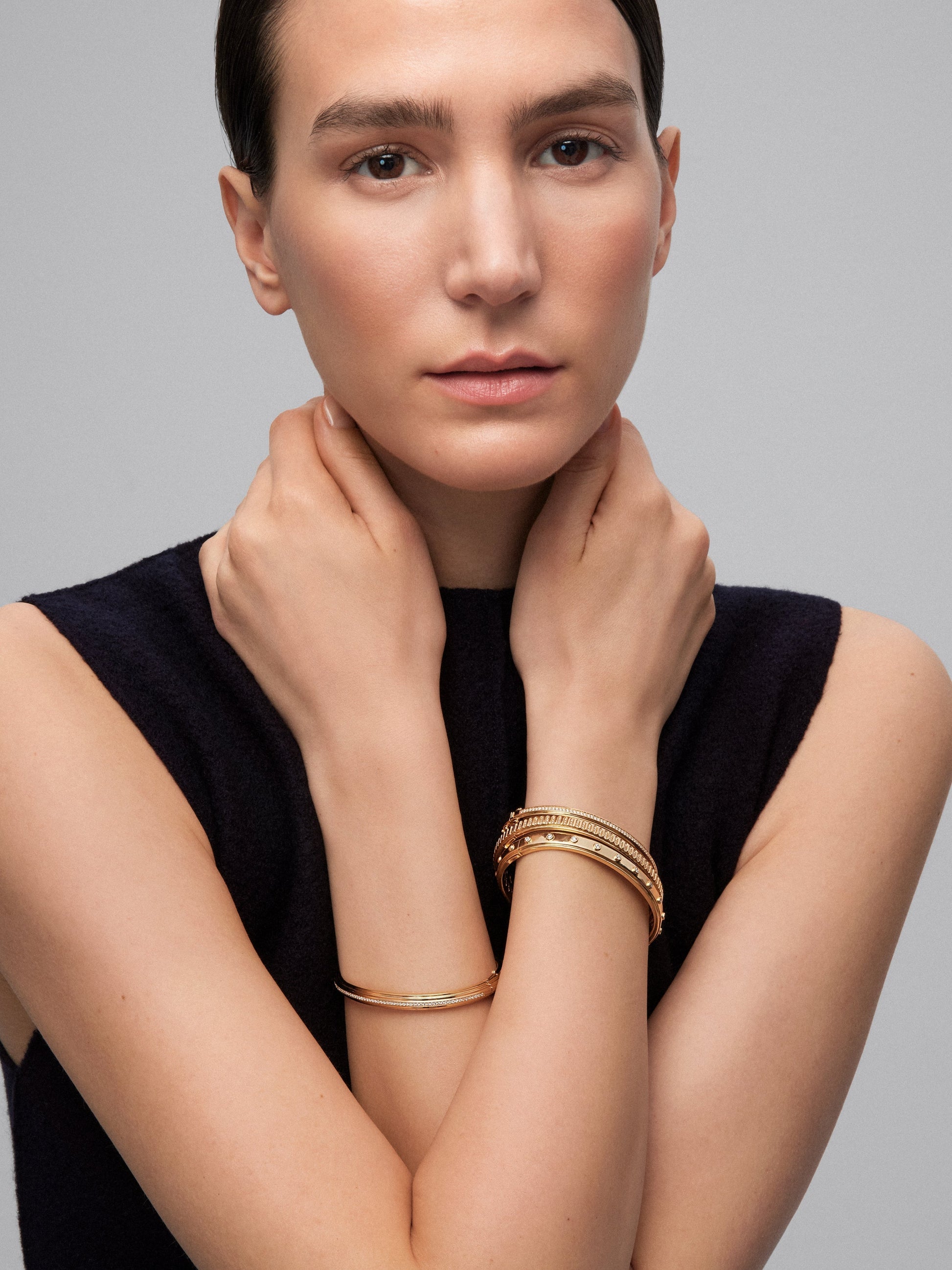 Pulsera rígida de oro amarillo de 18K con 123 diamantes en talla brillante con un total de 0,3 cts