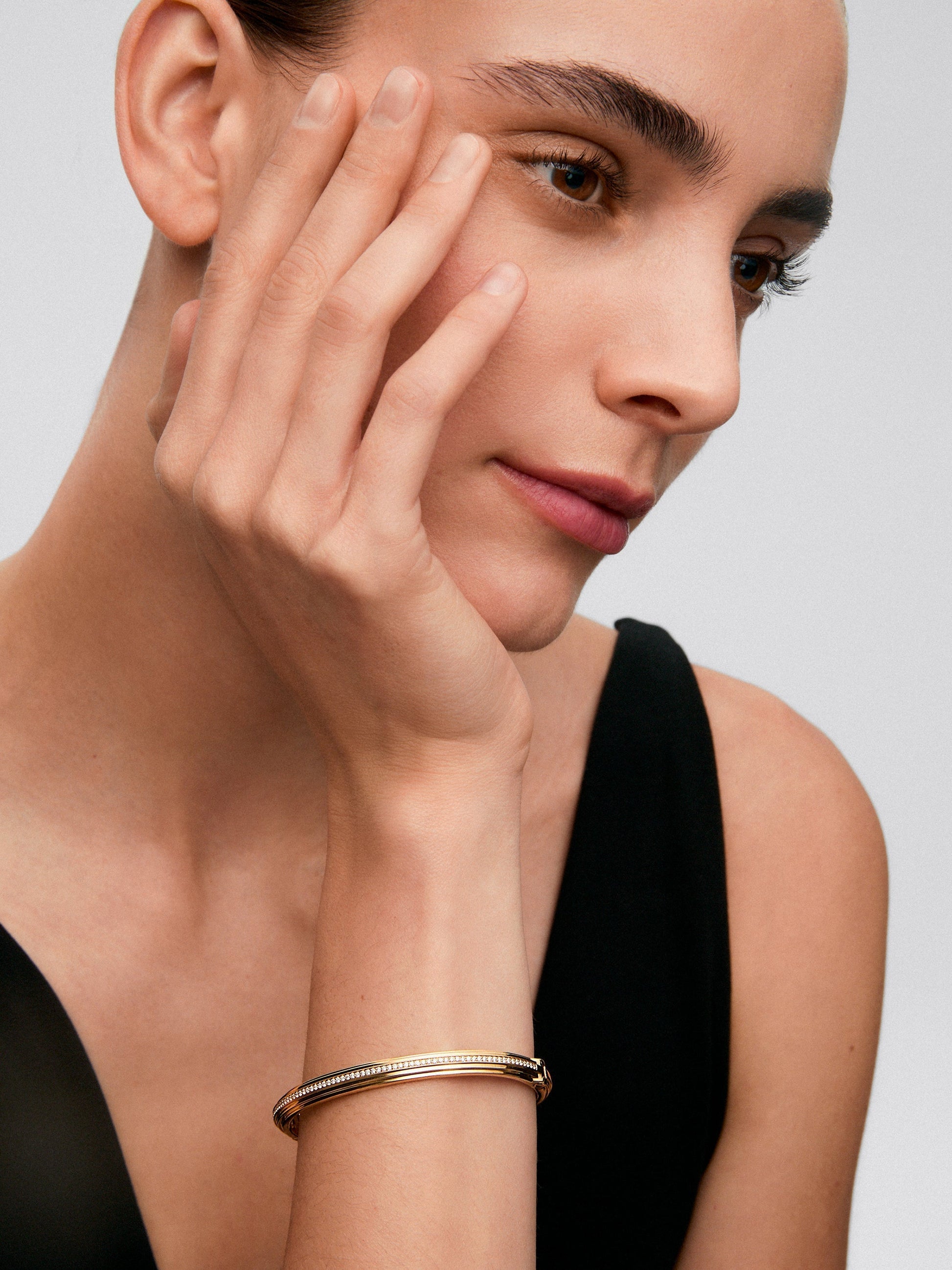 Pulsera rígida de oro amarillo de 18K con 69 diamantes en talla brillante con un total de 0,42 cts