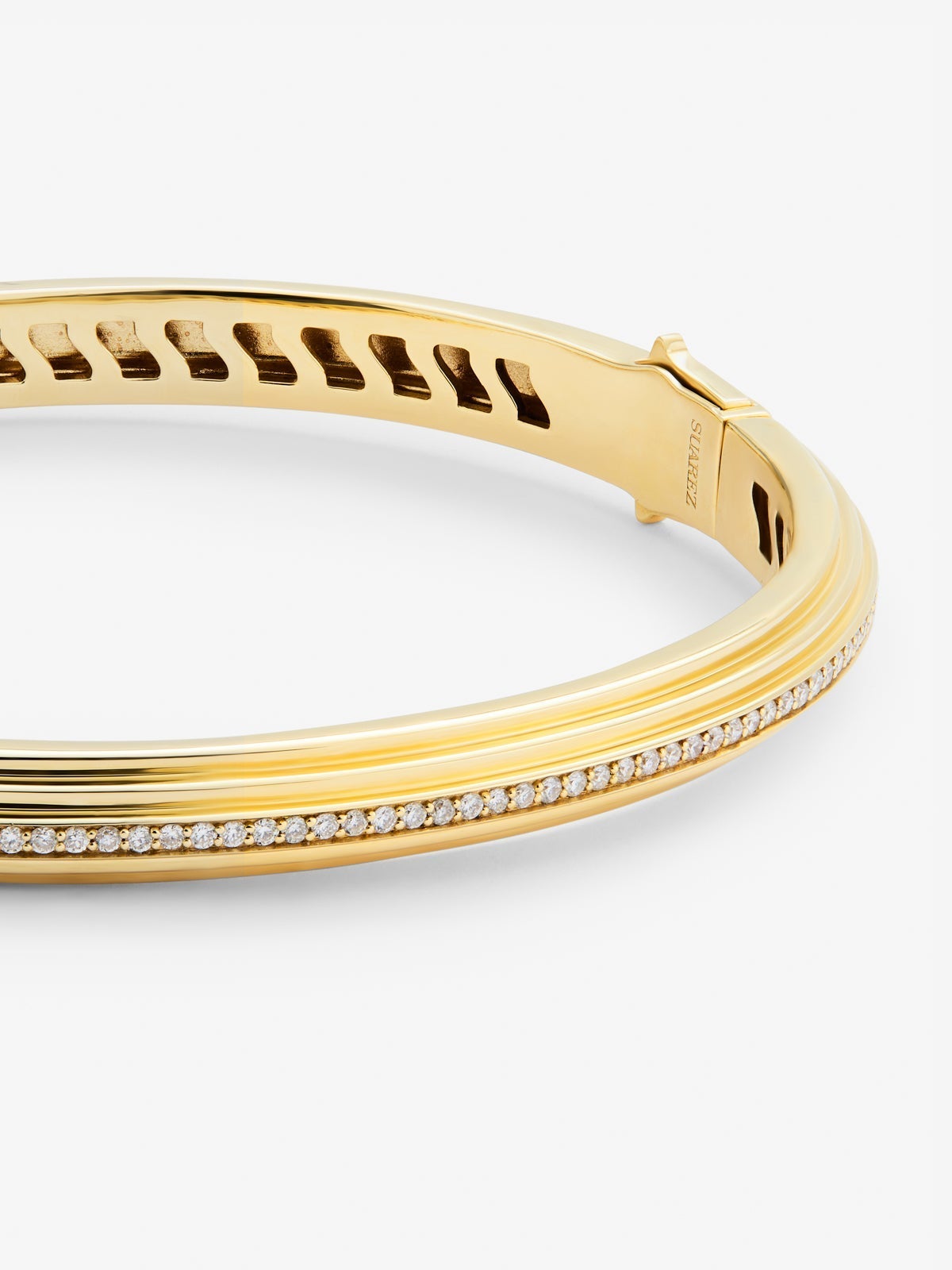 Pulsera rígida de oro amarillo de 18K con 69 diamantes en talla brillante con un total de 0,42 cts